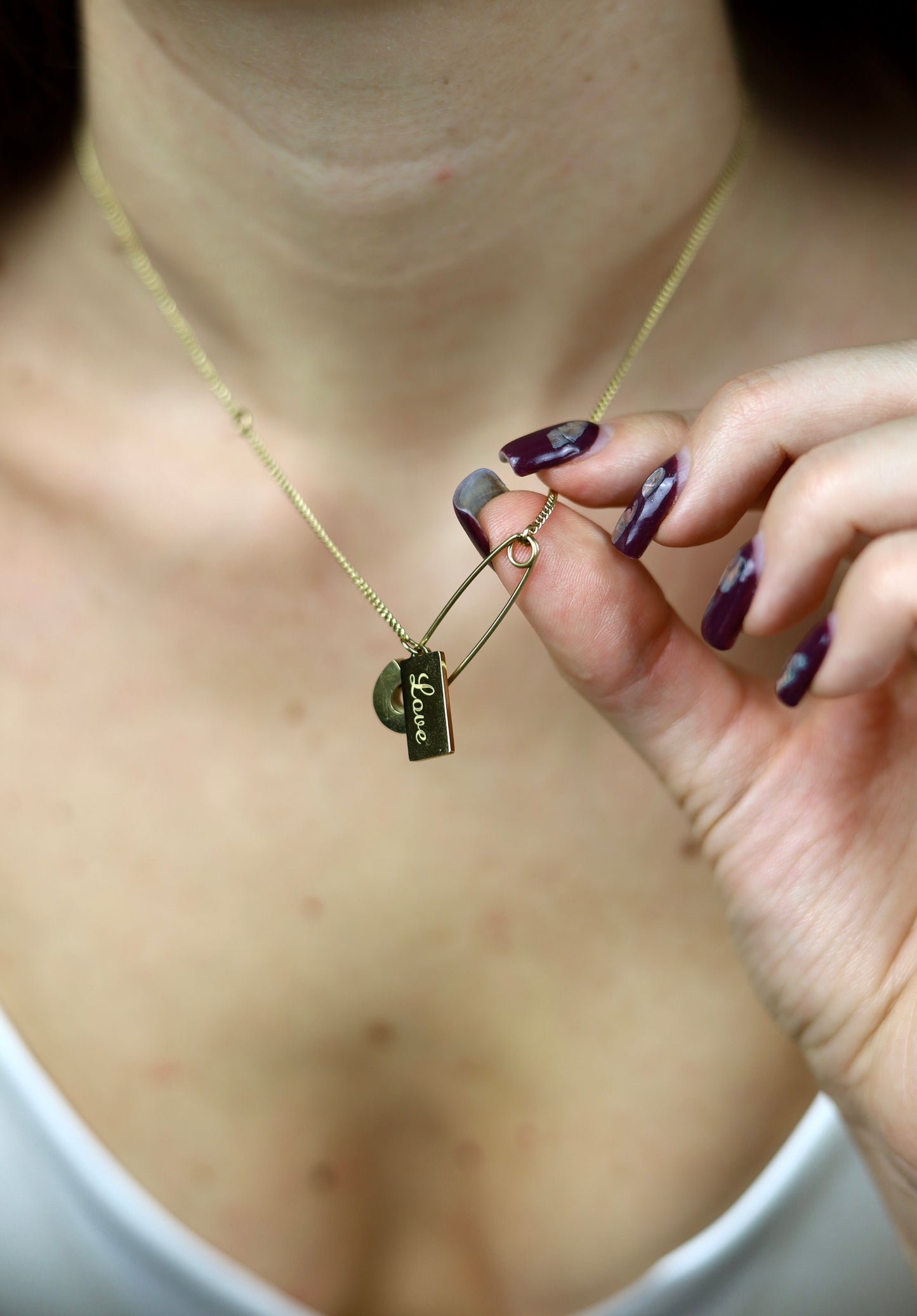 Колие с висулка безопасна игла и плоска с надпис LOVE от медицинска стомана