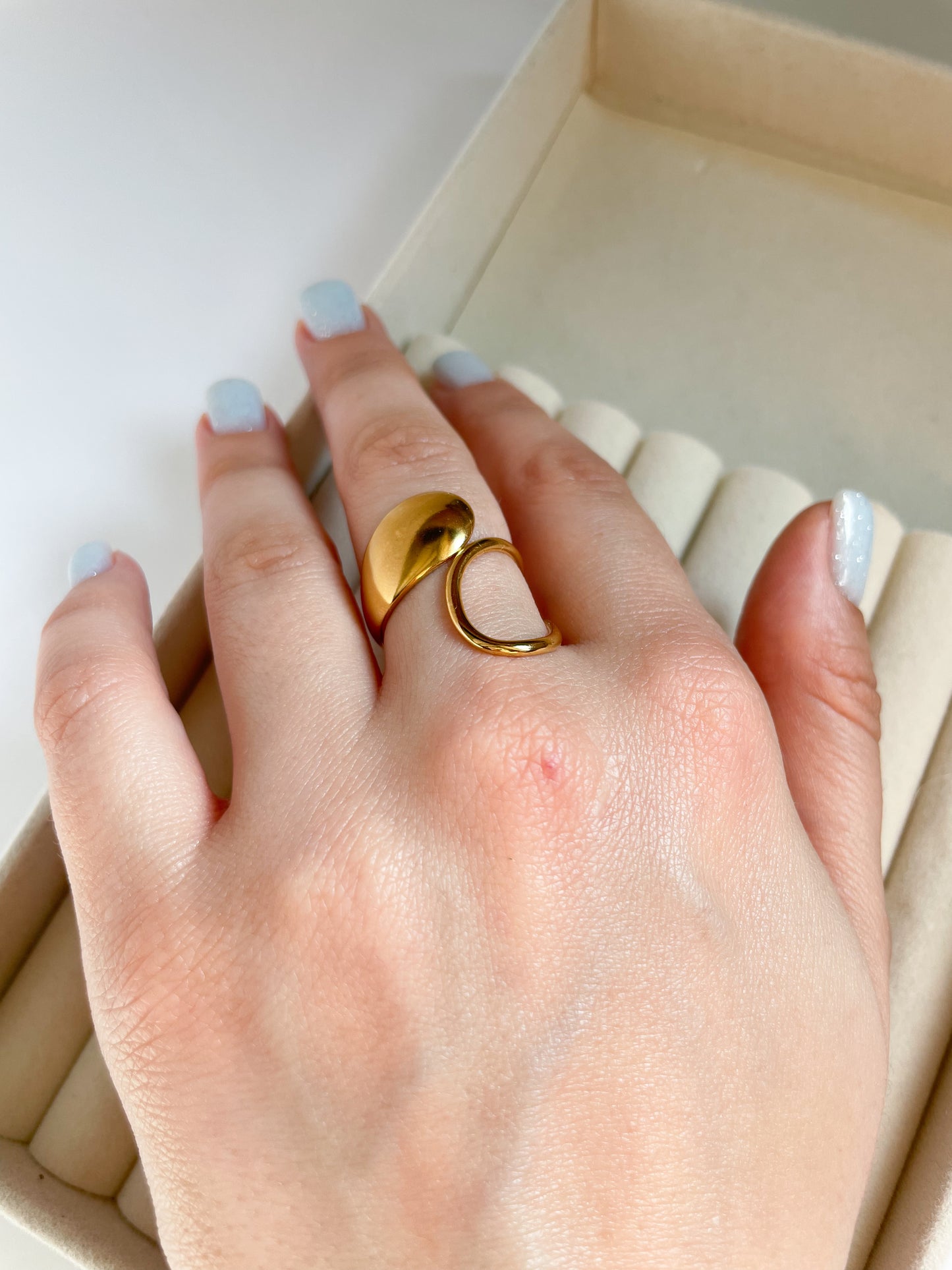 Интересен асиметричен пръстен от медицинска стомана с регулиране