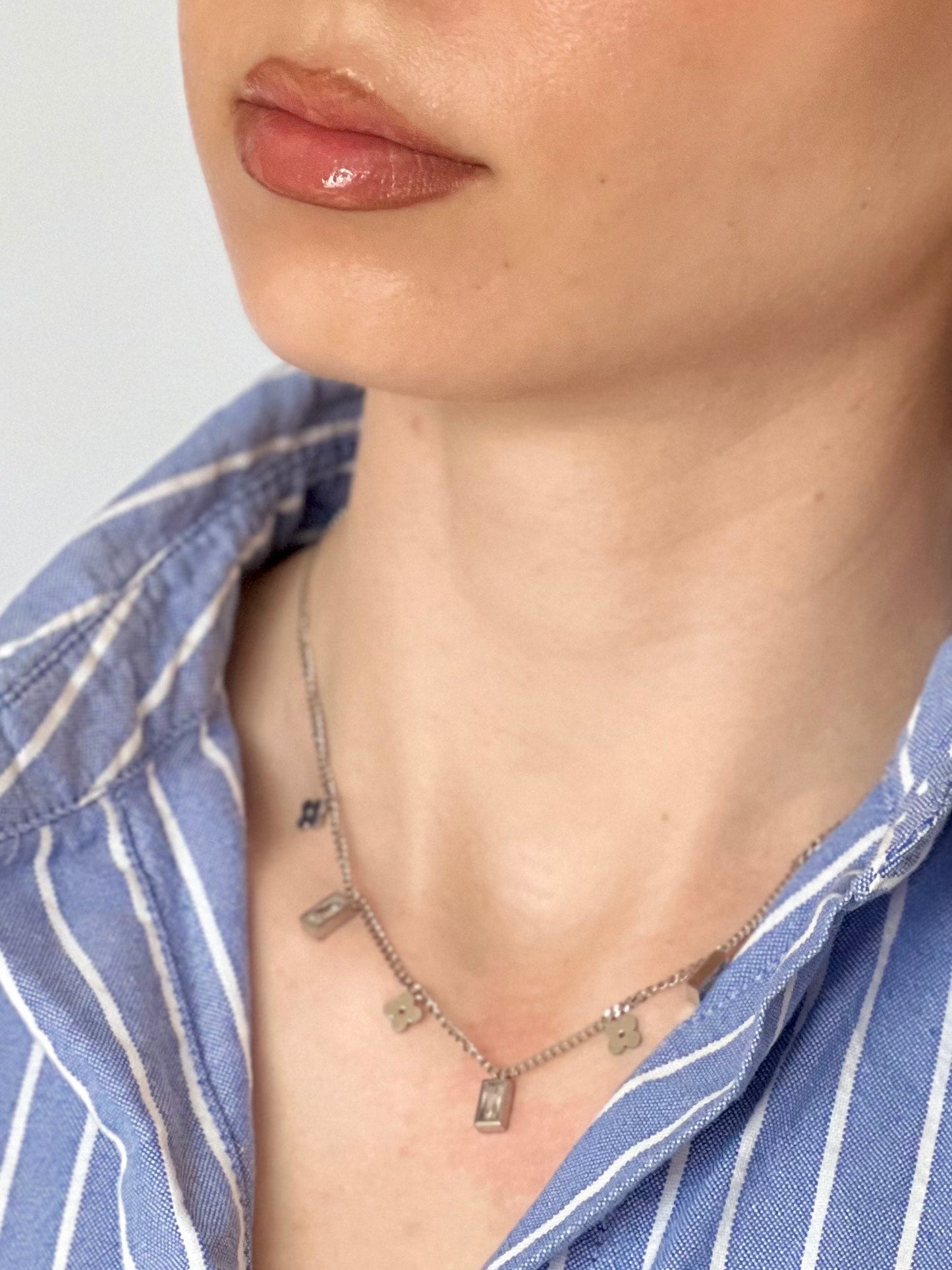 Дамско късо колие с малки детелини и правоъгълни кристали от медицинска стомана 316L