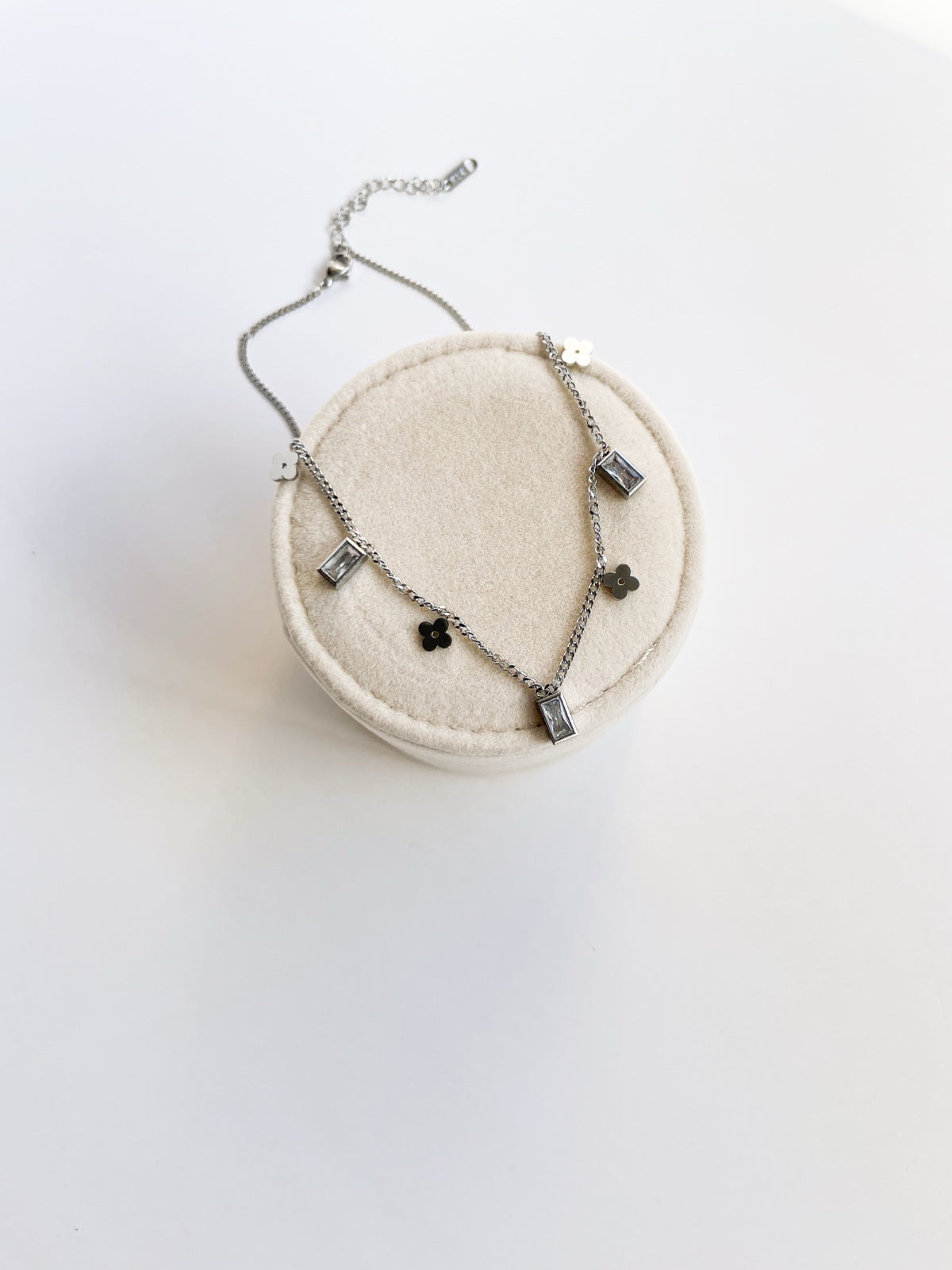 Дамско късо колие с малки детелини и правоъгълни кристали от медицинска стомана 316L