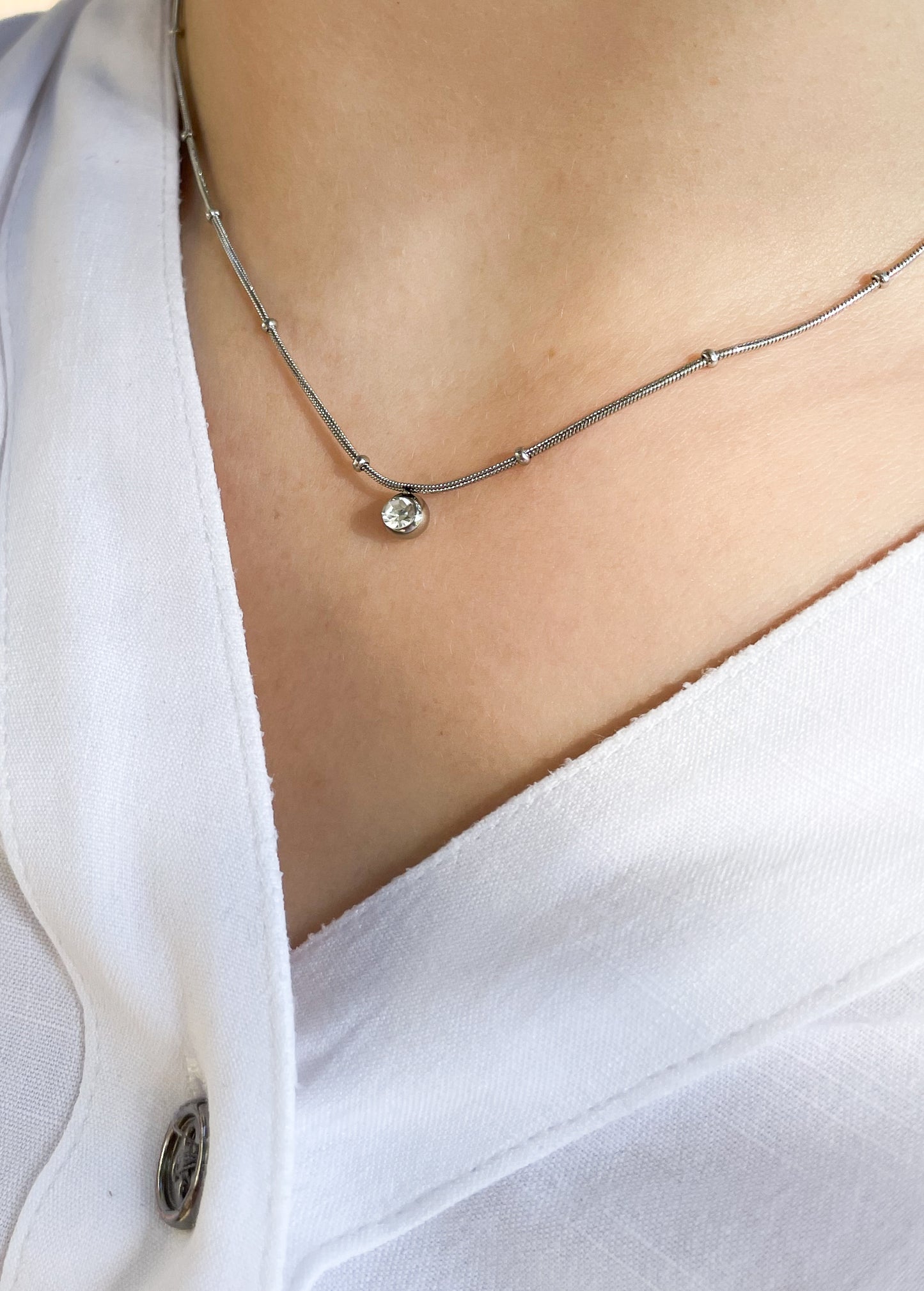 Нежно колие с камъче със синджир с топчета от медицинска стомана