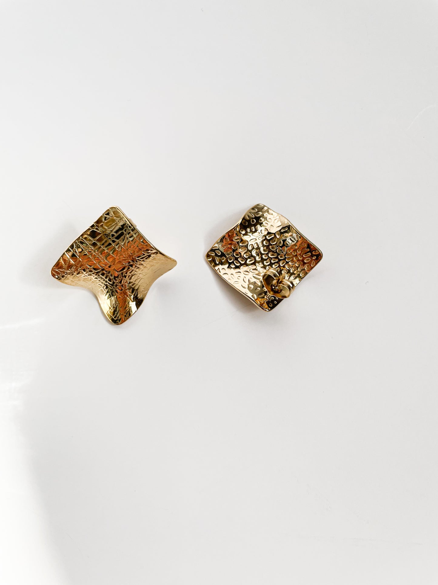 Обемни плоски обеци от медицинска стомана в интересна квадратна форма