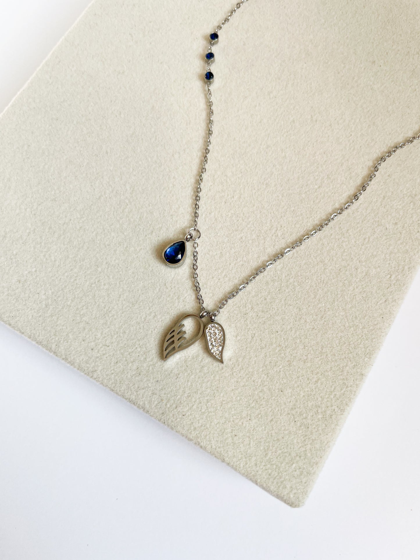 Колие с висулка ангелски крила и сини камъни от медицинска стомана 316L