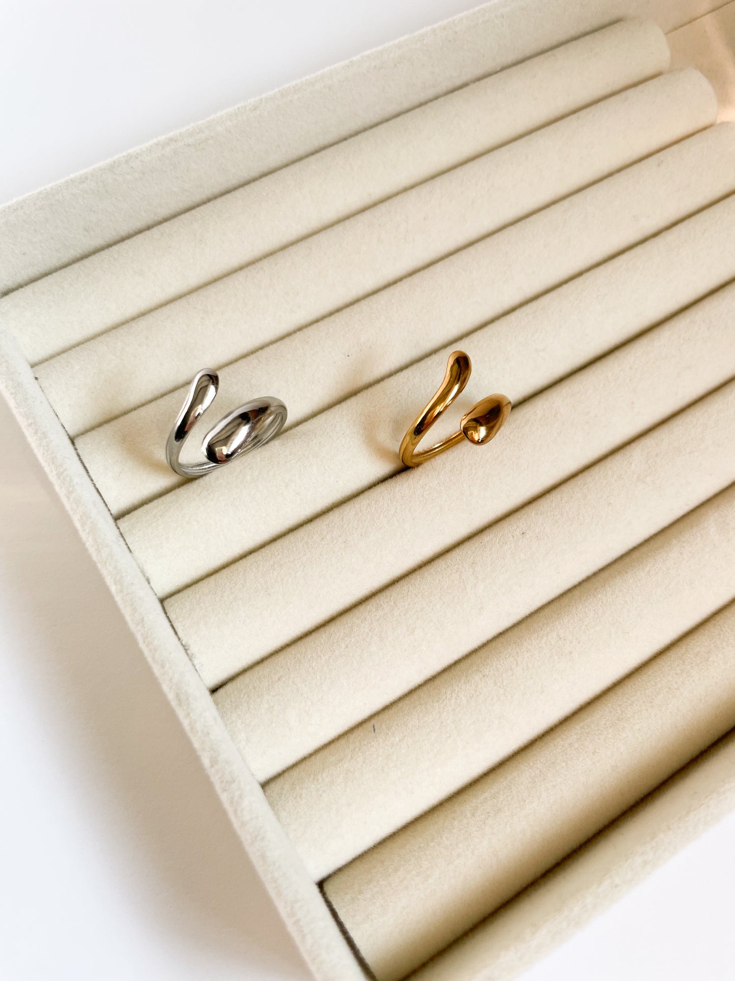 Пръстен от медицинска стомана с регулиране във капковидна форма