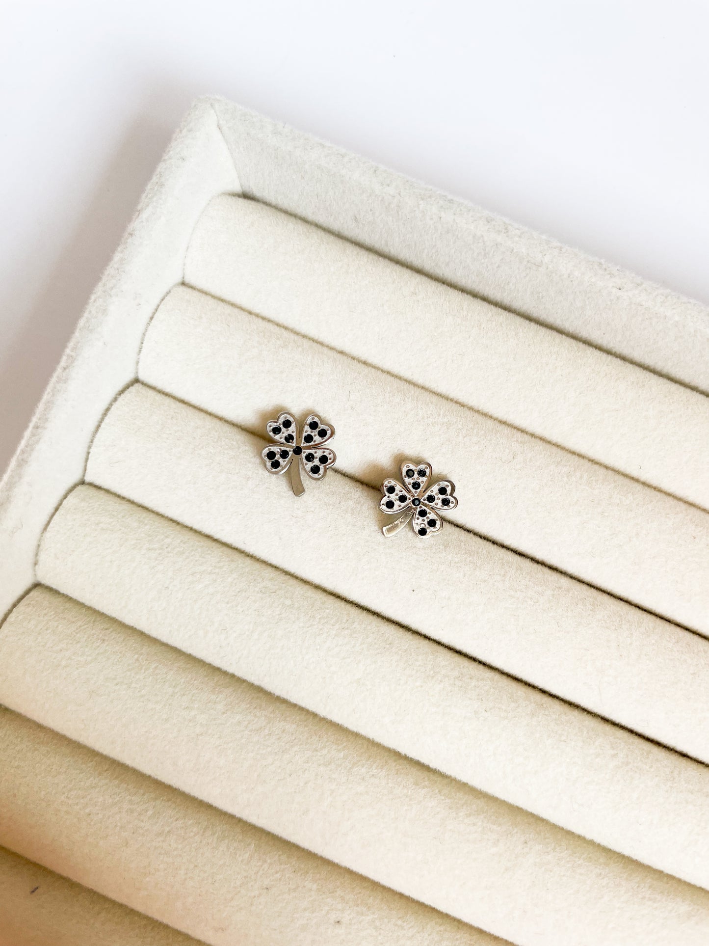 Обеци във формата на детелини с черни камъни на винт