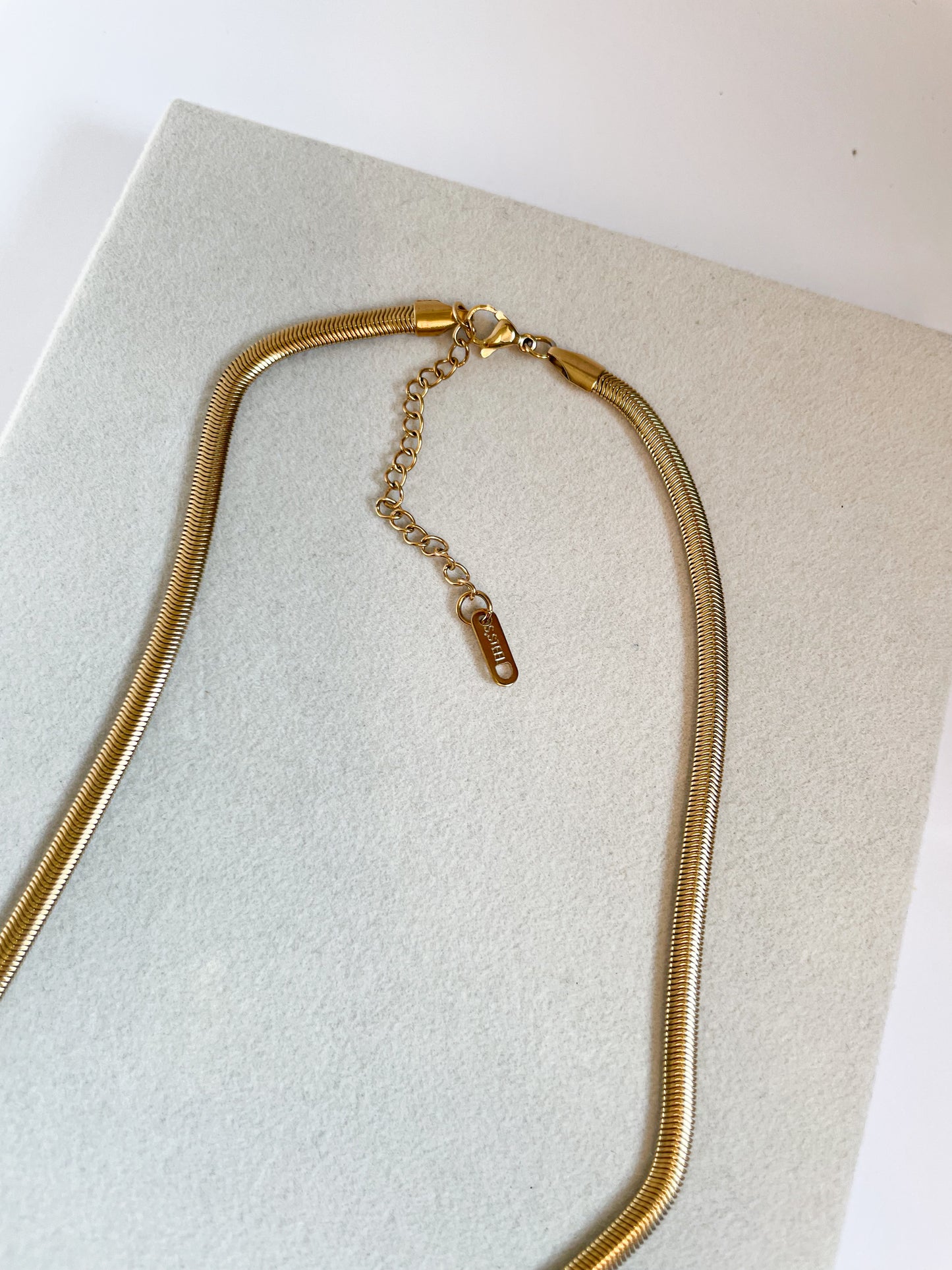 Дълго колие змийска плетка стомана в златист цвят с възел