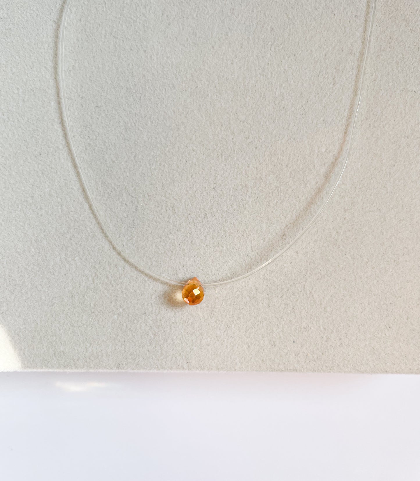 Колие с прозрачна корда с оранжев кристал тип Swarovski