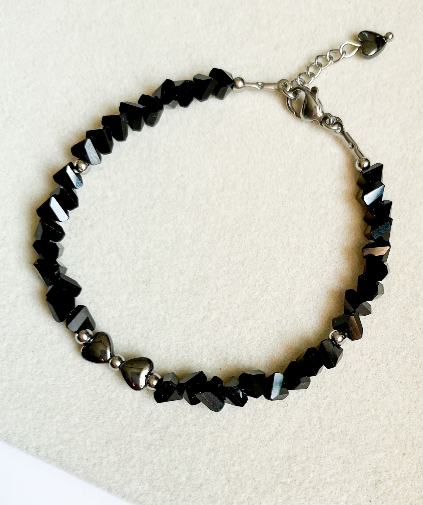 Гривна ''Coeur hématite'' с черни кристали и сърца от хематит