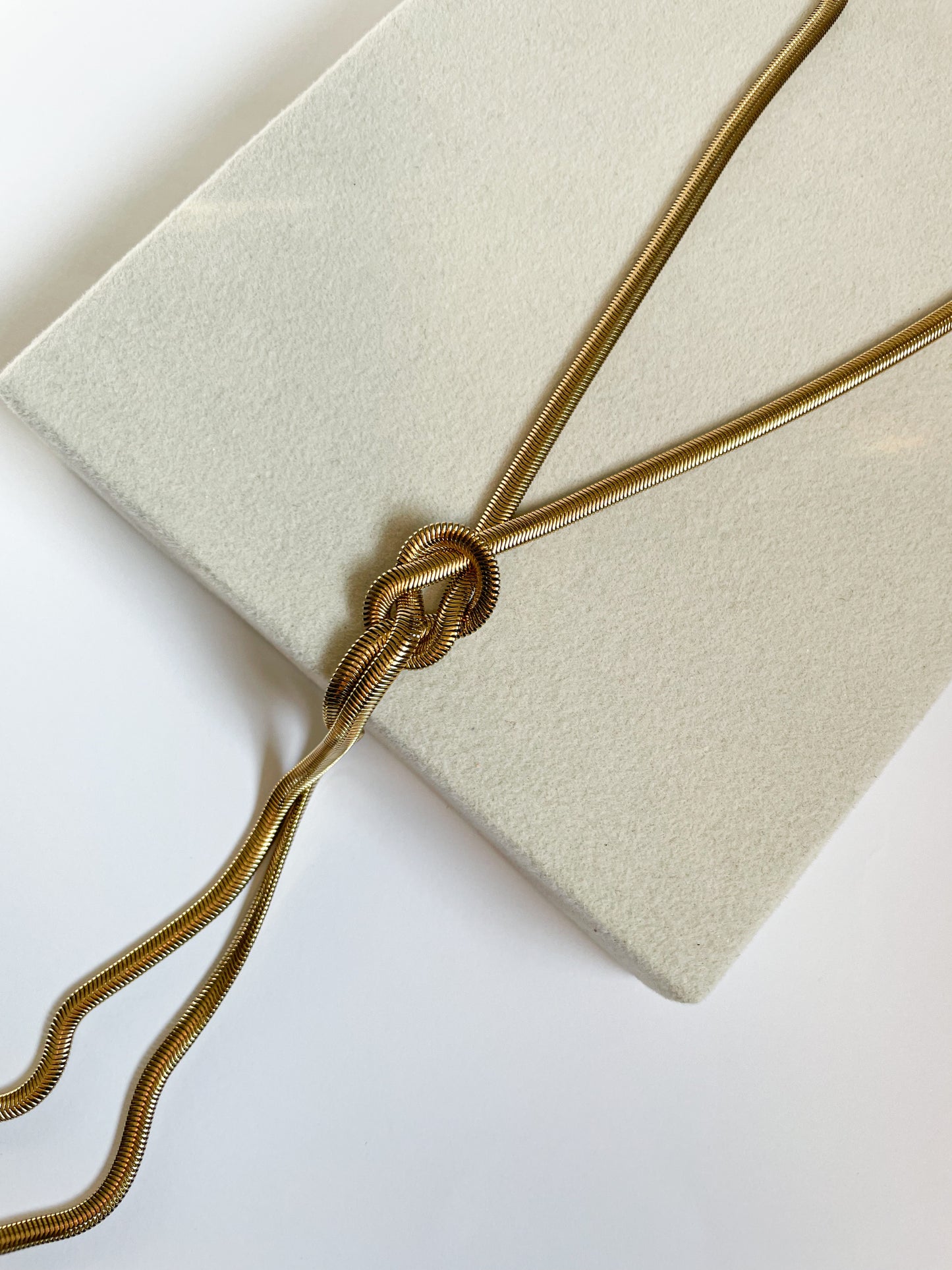 Дълго колие змийска плетка стомана в златист цвят с възел