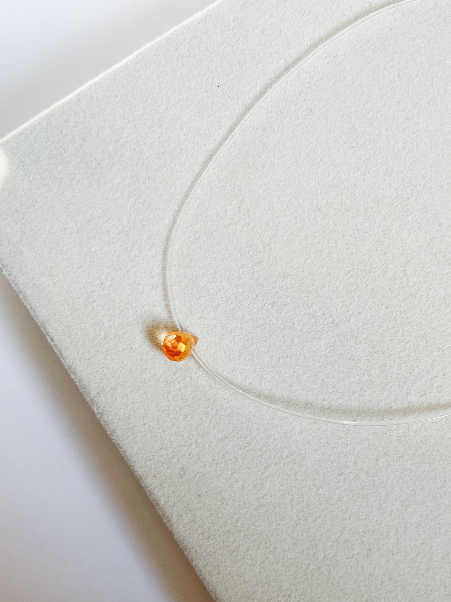 Колие с прозрачна корда с оранжев кристал тип Swarovski