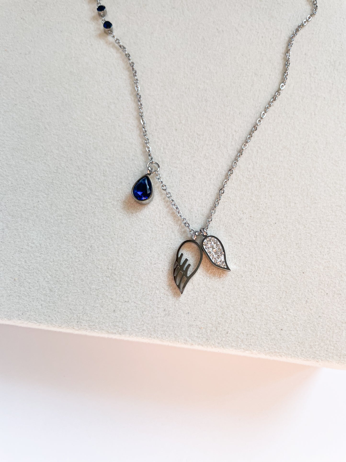 Колие с висулка ангелски крила и сини камъни от медицинска стомана 316L