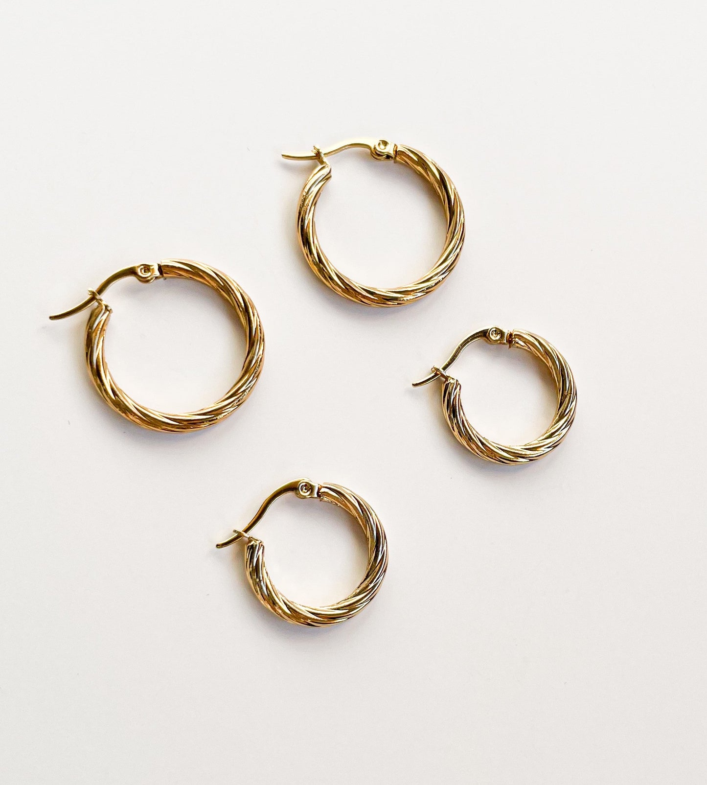 Дамски обеци халки усукани от медицинска стомана 18К позлатено PVD покритие