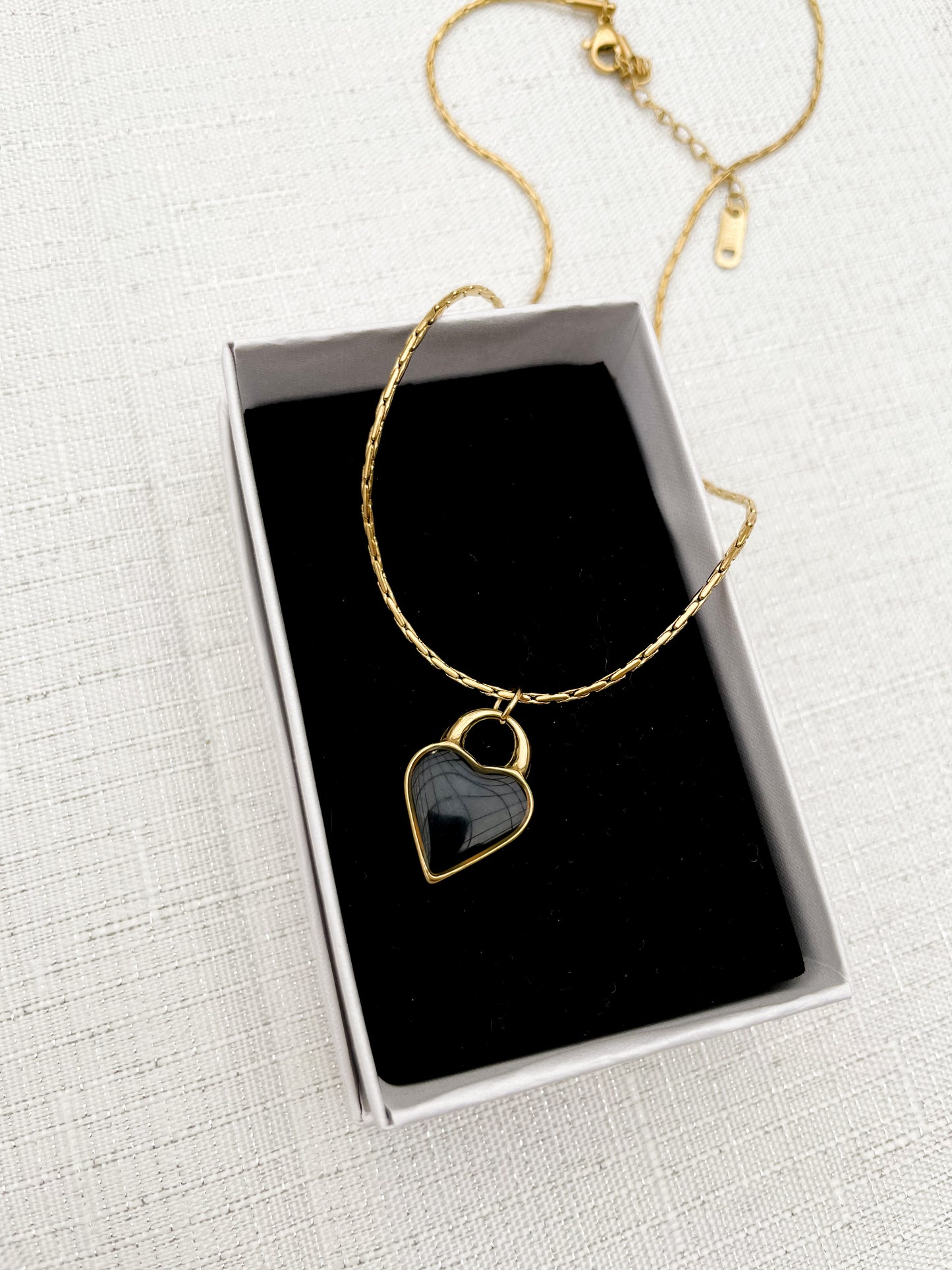 Колие със сърце с две лица черно и бяло в златист цвят от медицинска стомана 316L