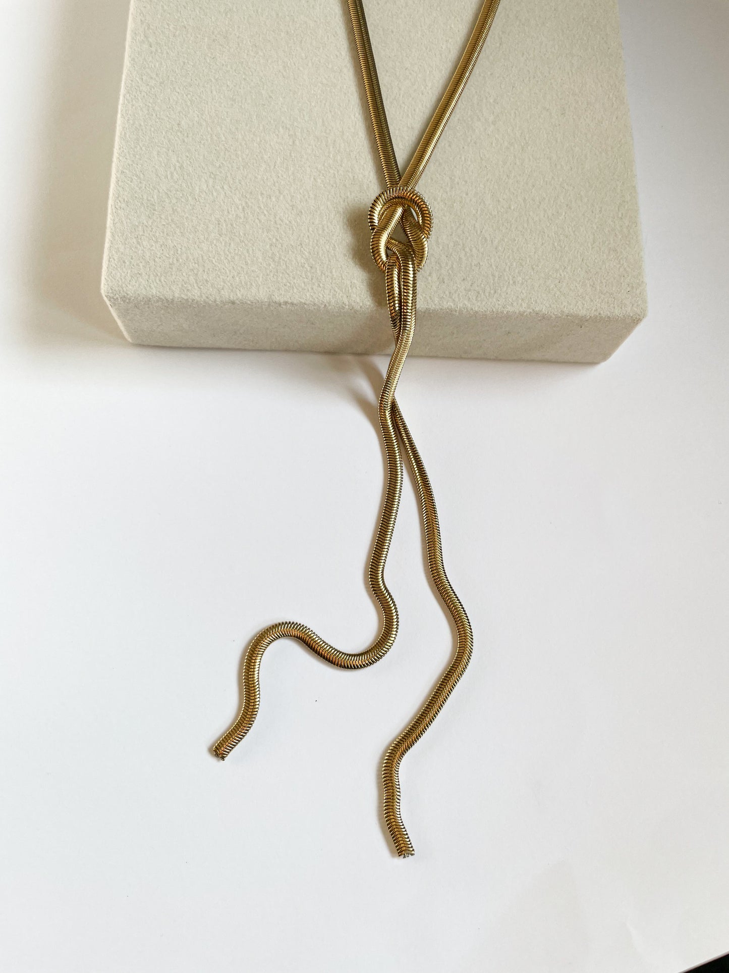 Дълго колие змийска плетка стомана в златист цвят с възел