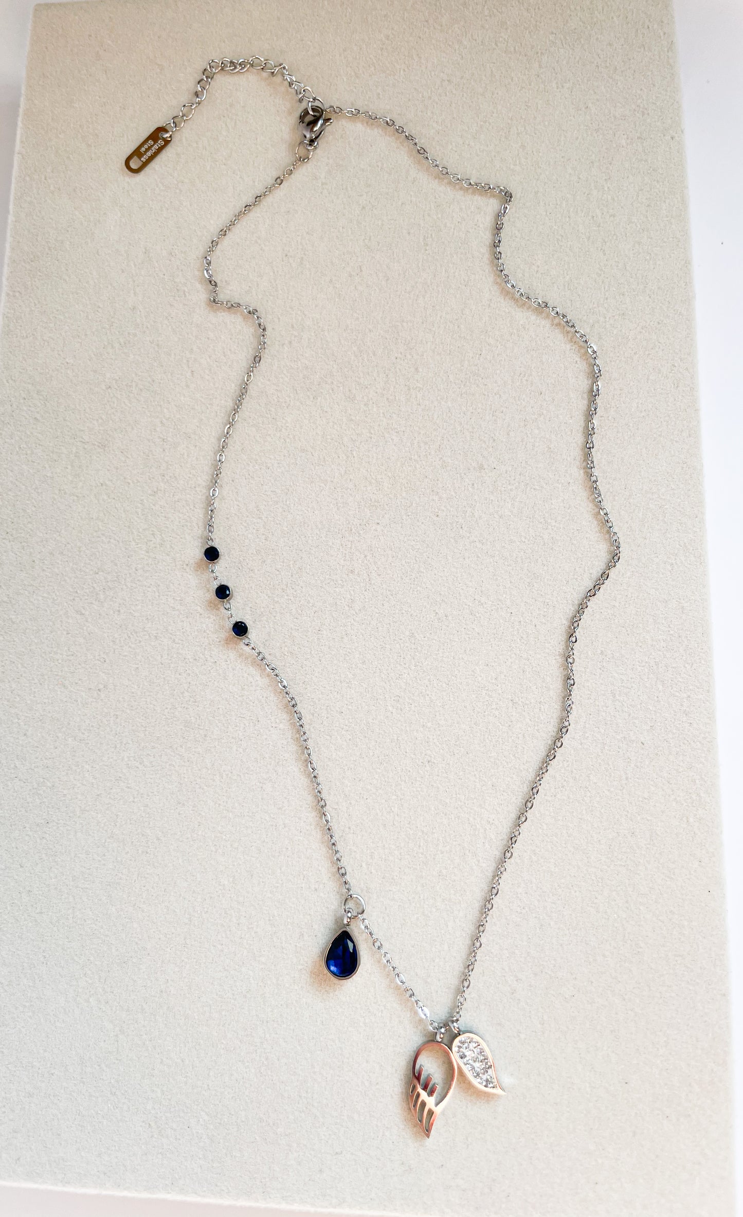 Колие с висулка ангелски крила и сини камъни от медицинска стомана 316L