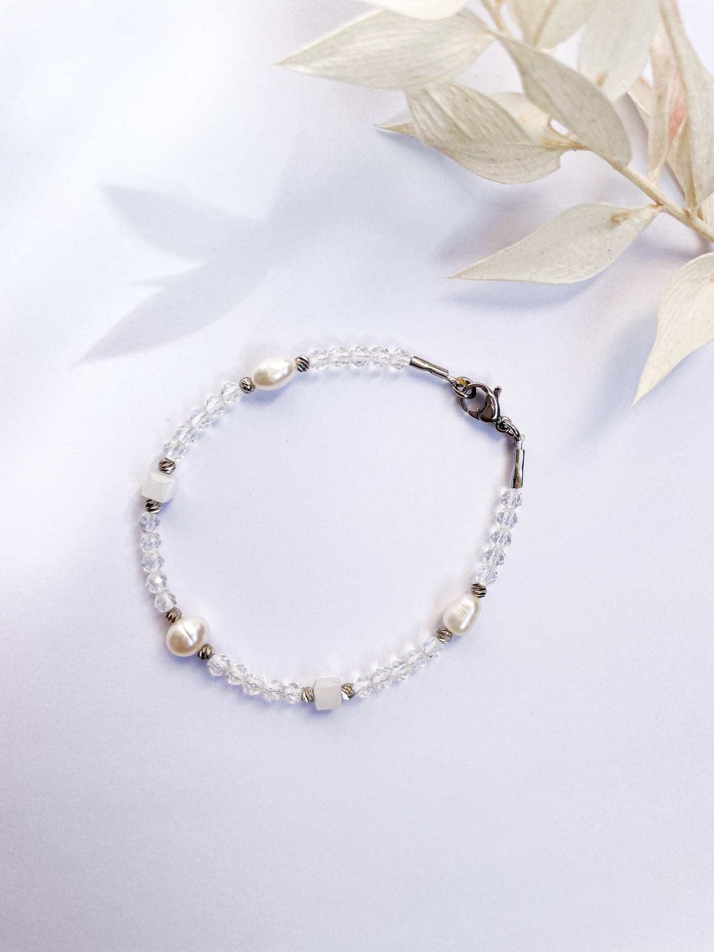 Гривна с естествени перли,прозрачни кристали и топчета от медицинска стомана