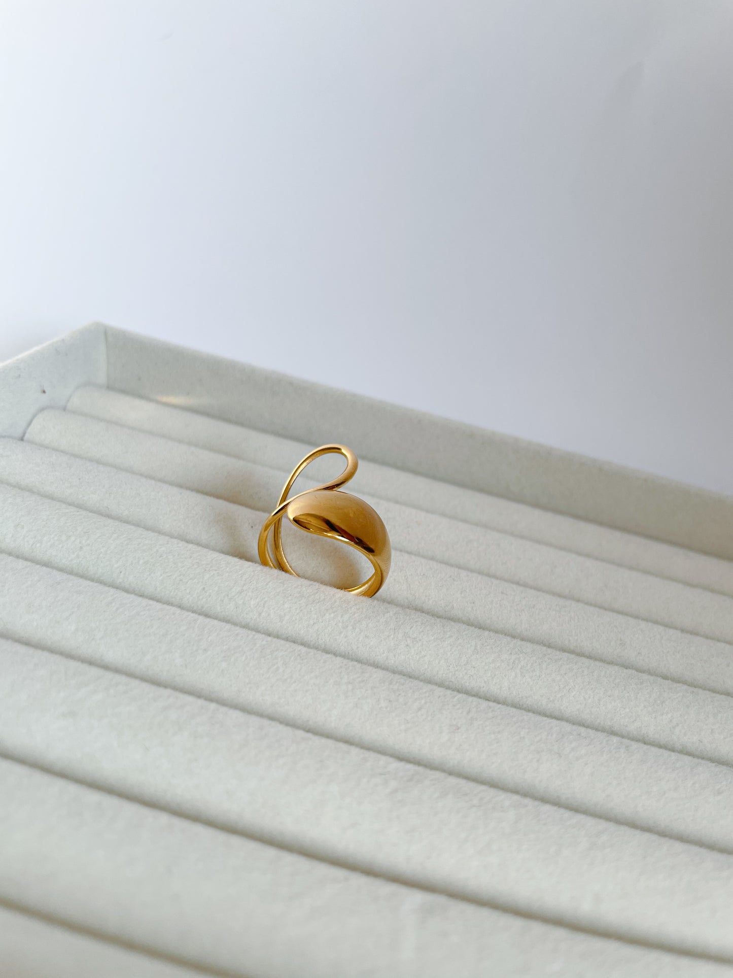 Интересен асиметричен пръстен от медицинска стомана с регулиране