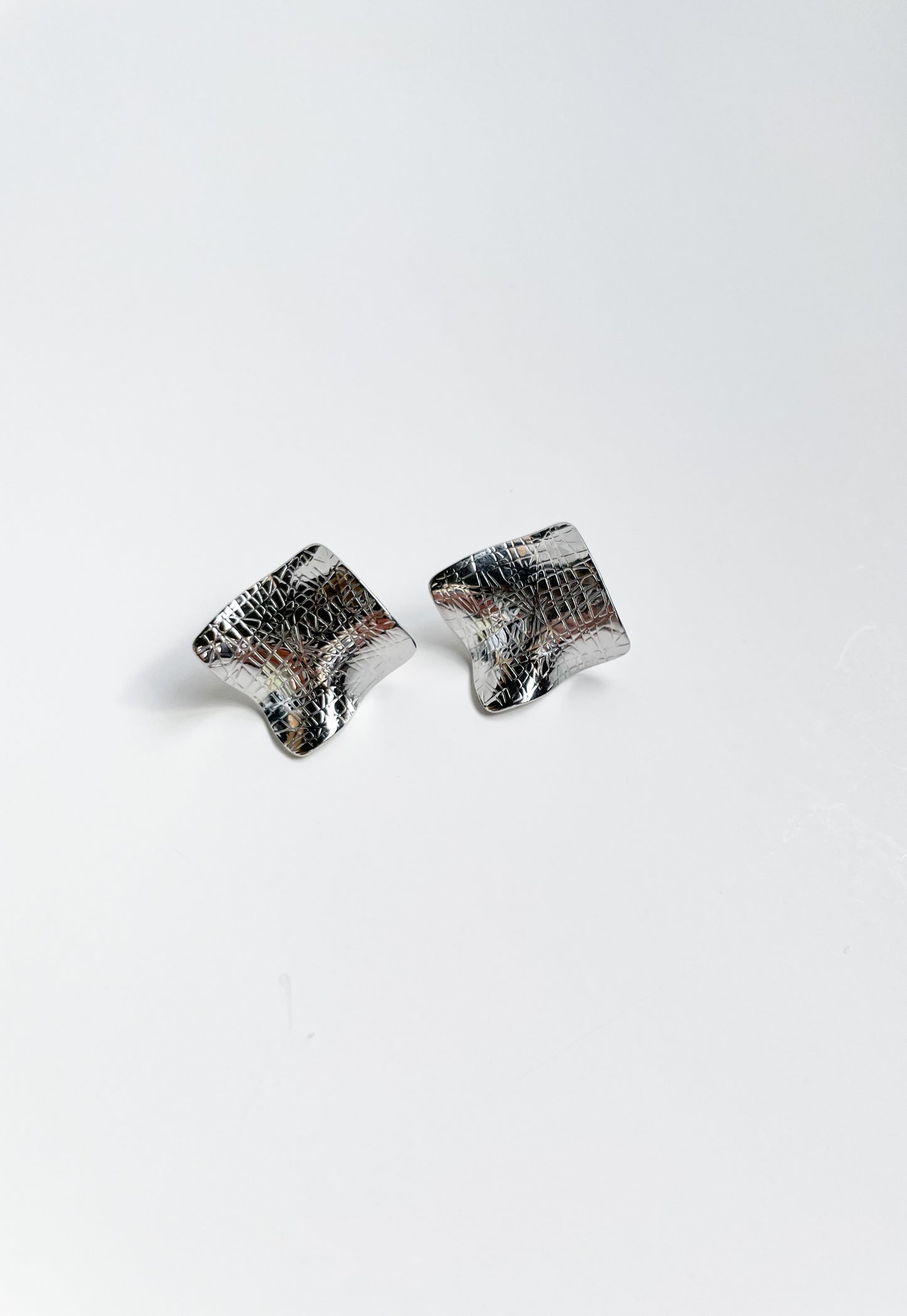 Обемни плоски обеци от медицинска стомана в интересна квадратна форма