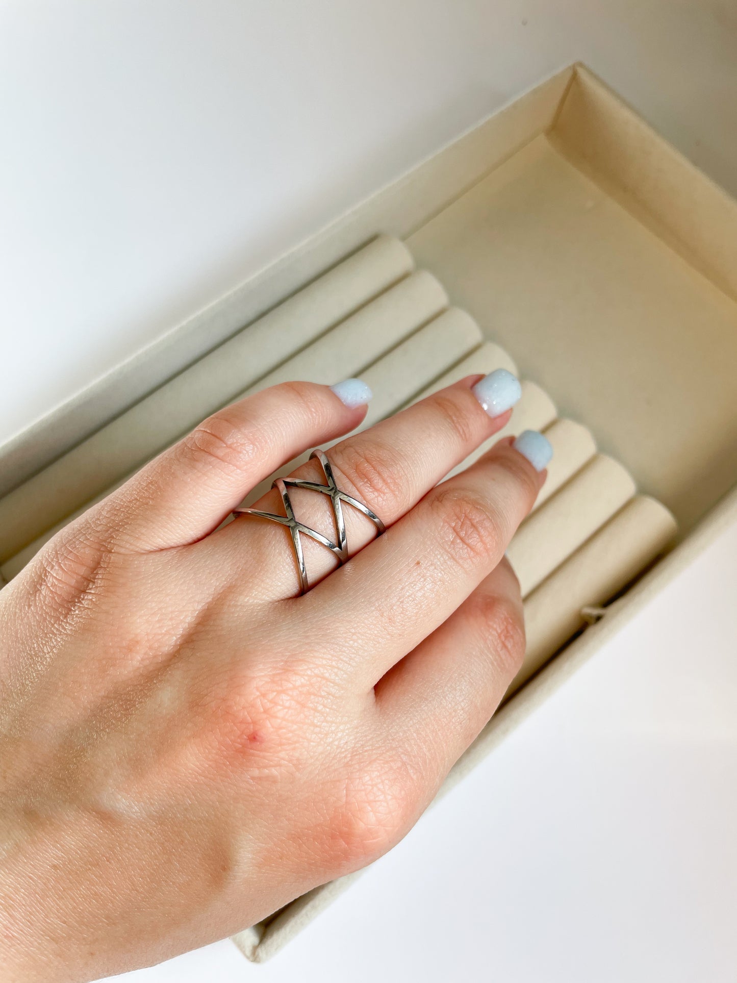 Интересен широк пръстен от медицинска стомана в сребрист цвят