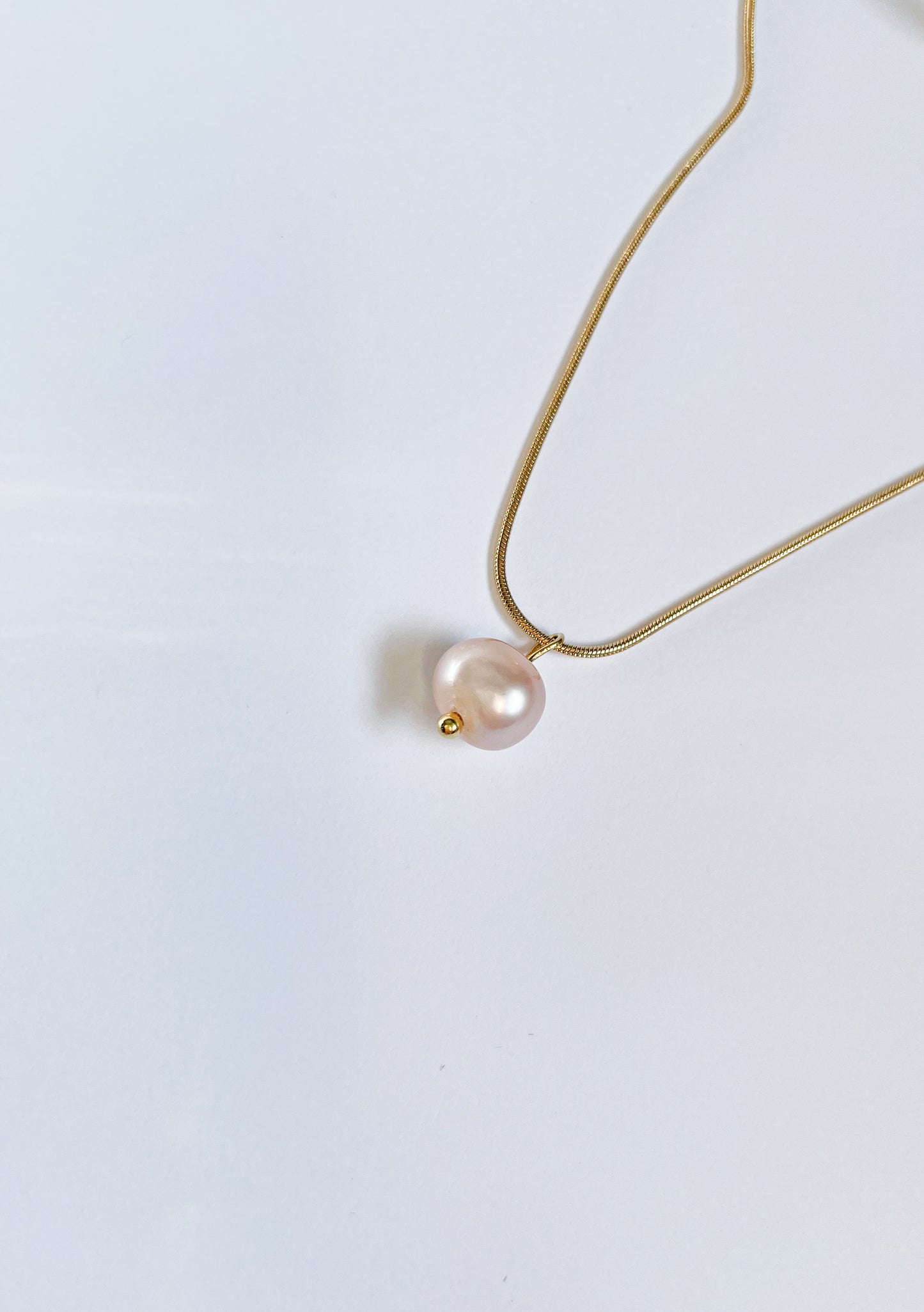 Колие и обеци с естествени розови перли и 14К позлатена медицинска стомана