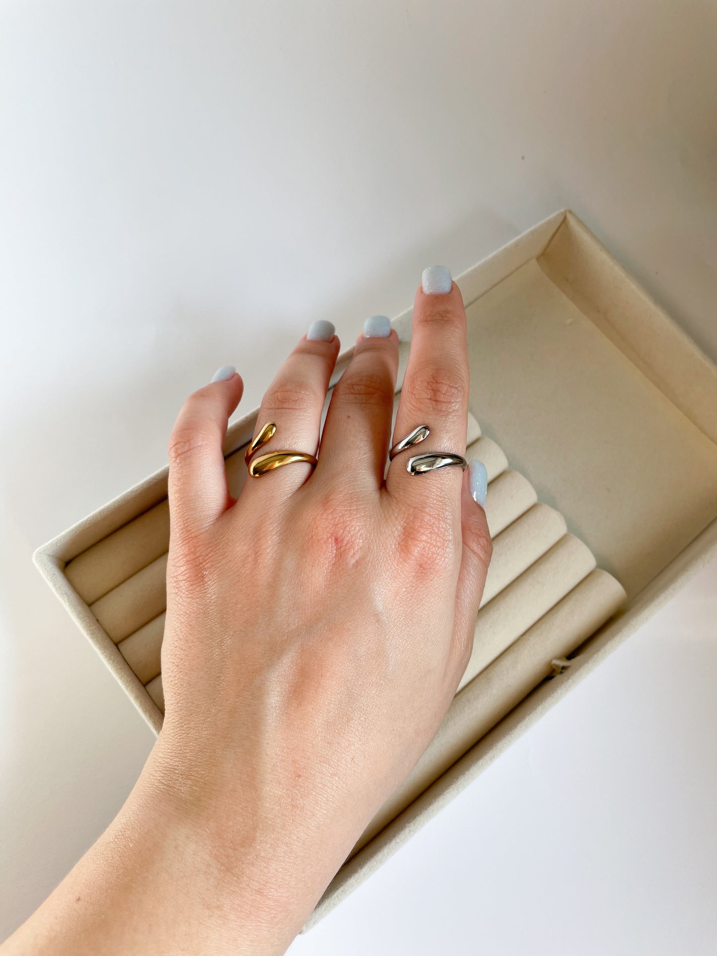 Пръстен от медицинска стомана с регулиране във капковидна форма