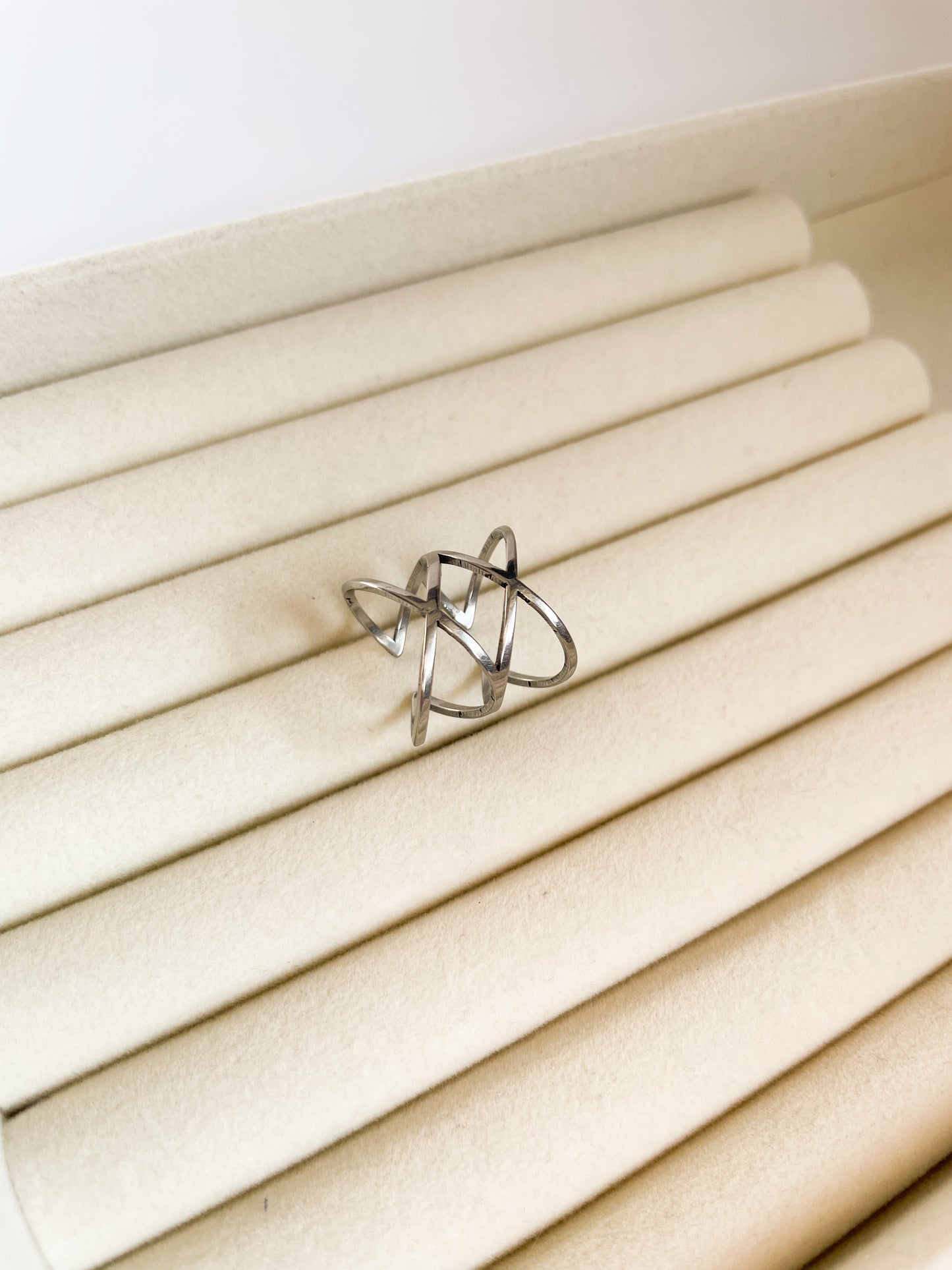 Интересен широк пръстен от медицинска стомана в сребрист цвят