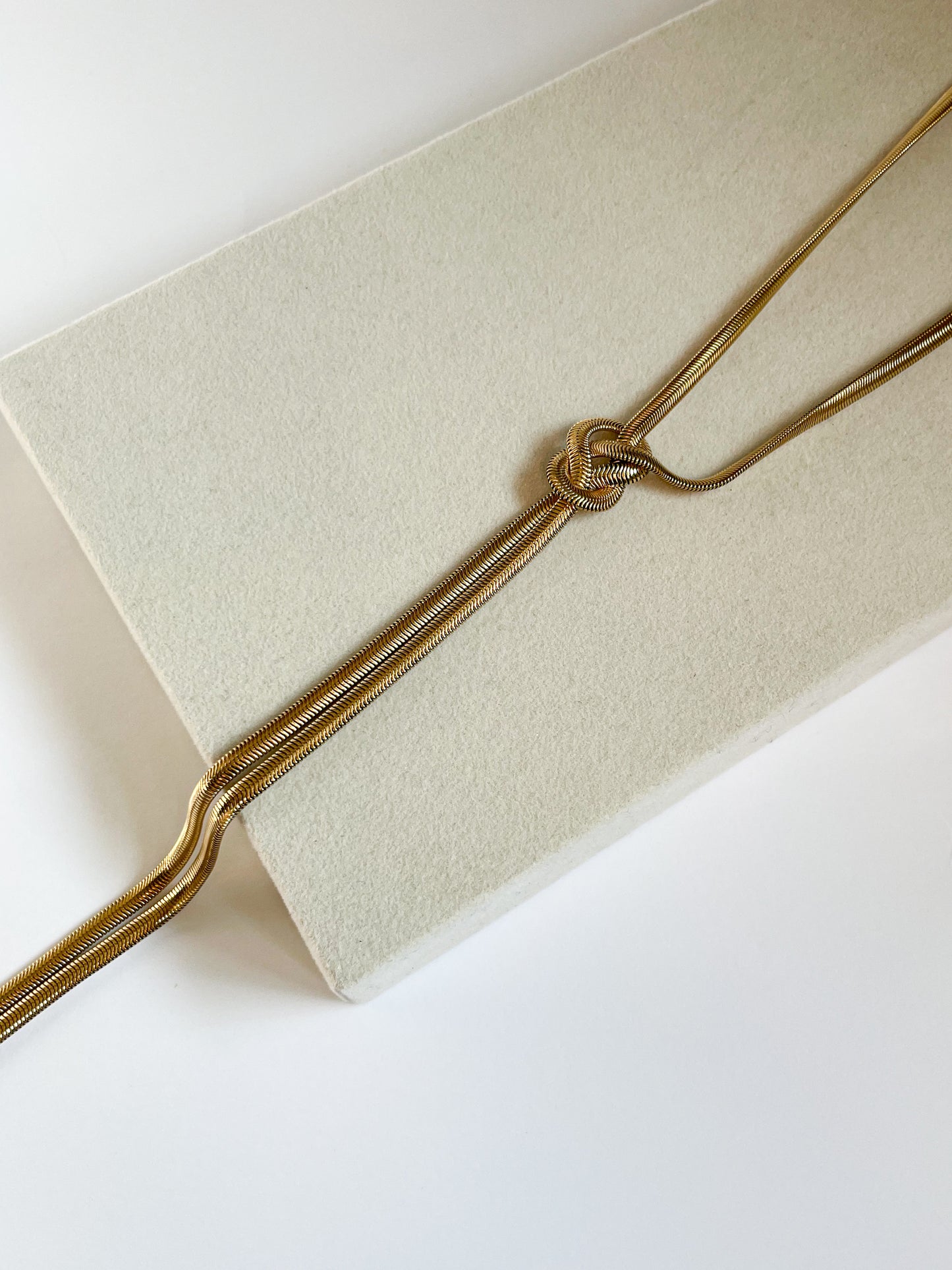 Дълго колие змийска плетка стомана в златист цвят с възел