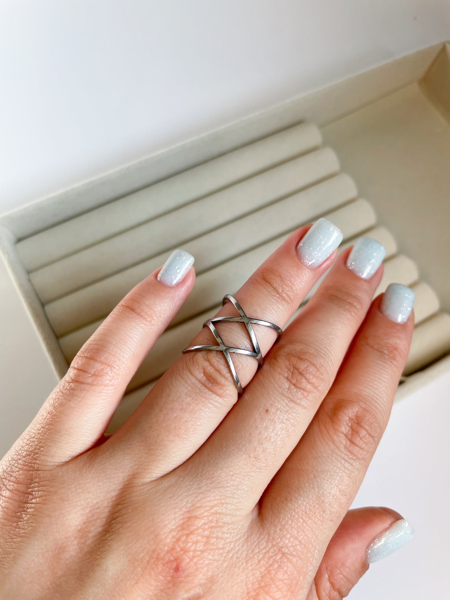 Интересен широк пръстен от медицинска стомана в сребрист цвят