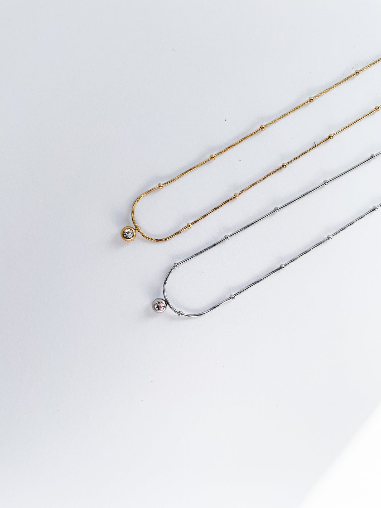 Нежно колие с камъче със синджир с топчета от медицинска стомана