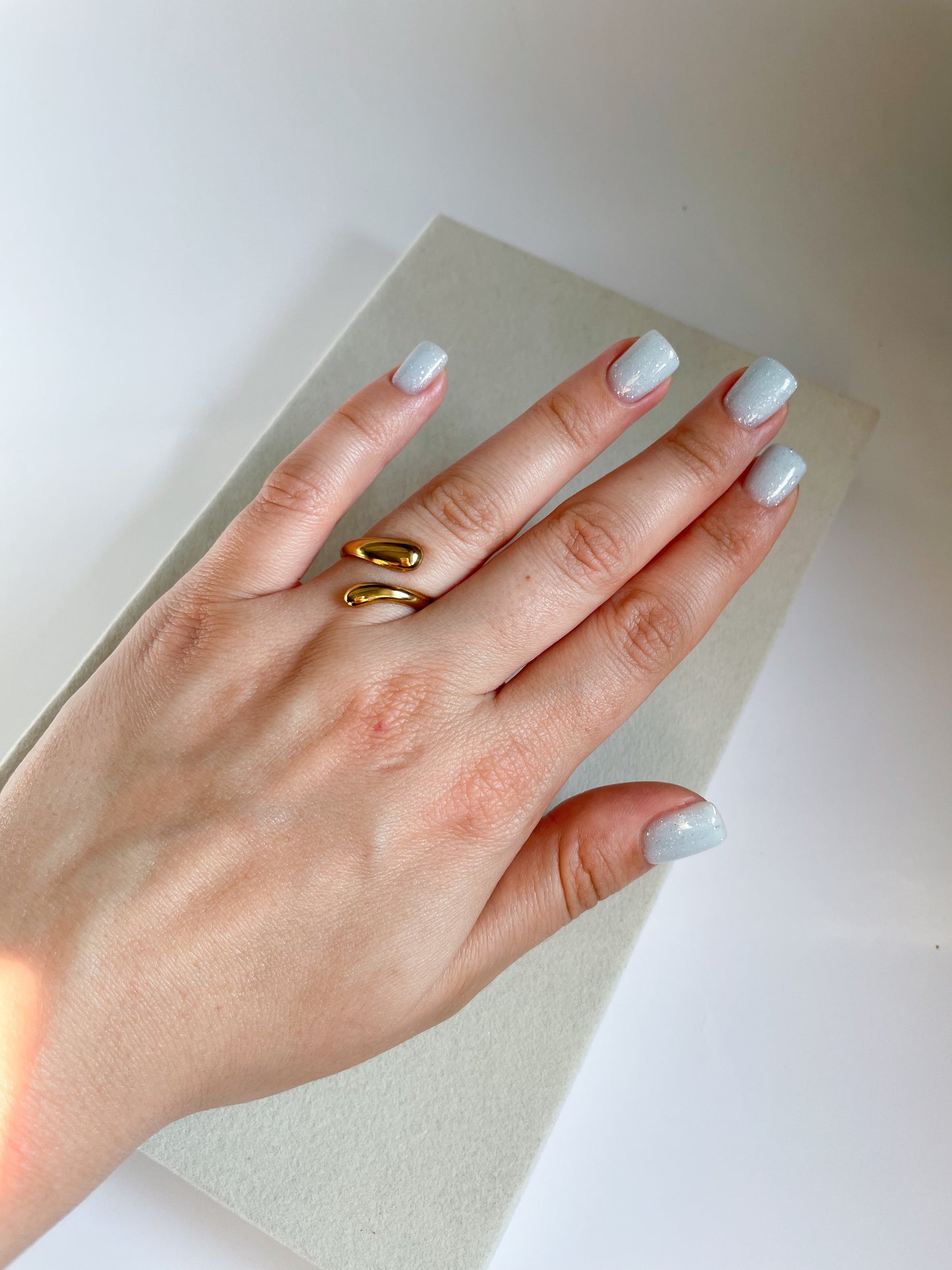 Пръстен от медицинска стомана с регулиране във капковидна форма