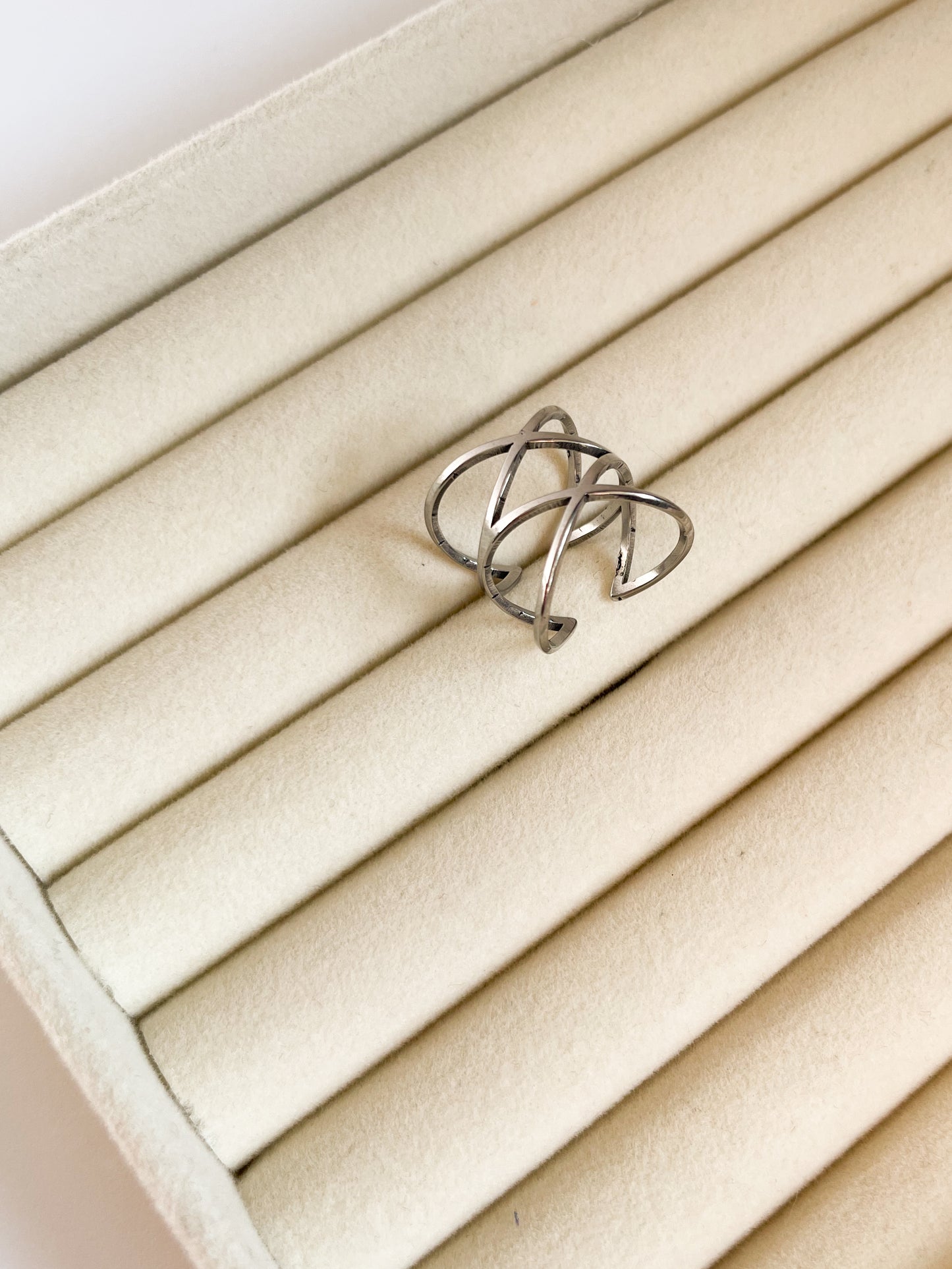 Интересен широк пръстен от медицинска стомана в сребрист цвят