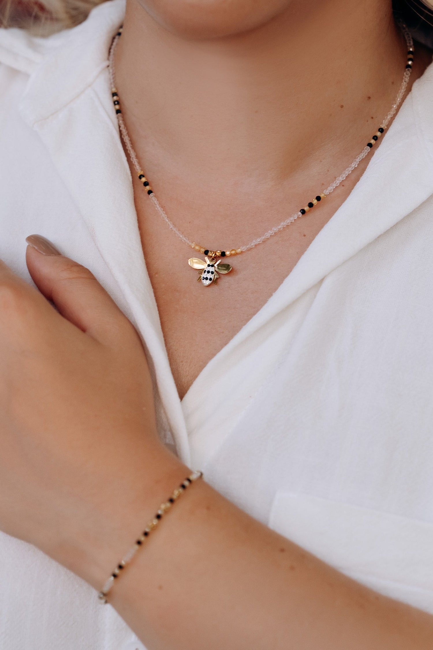 ръчно изработено колие с пчела и кристали