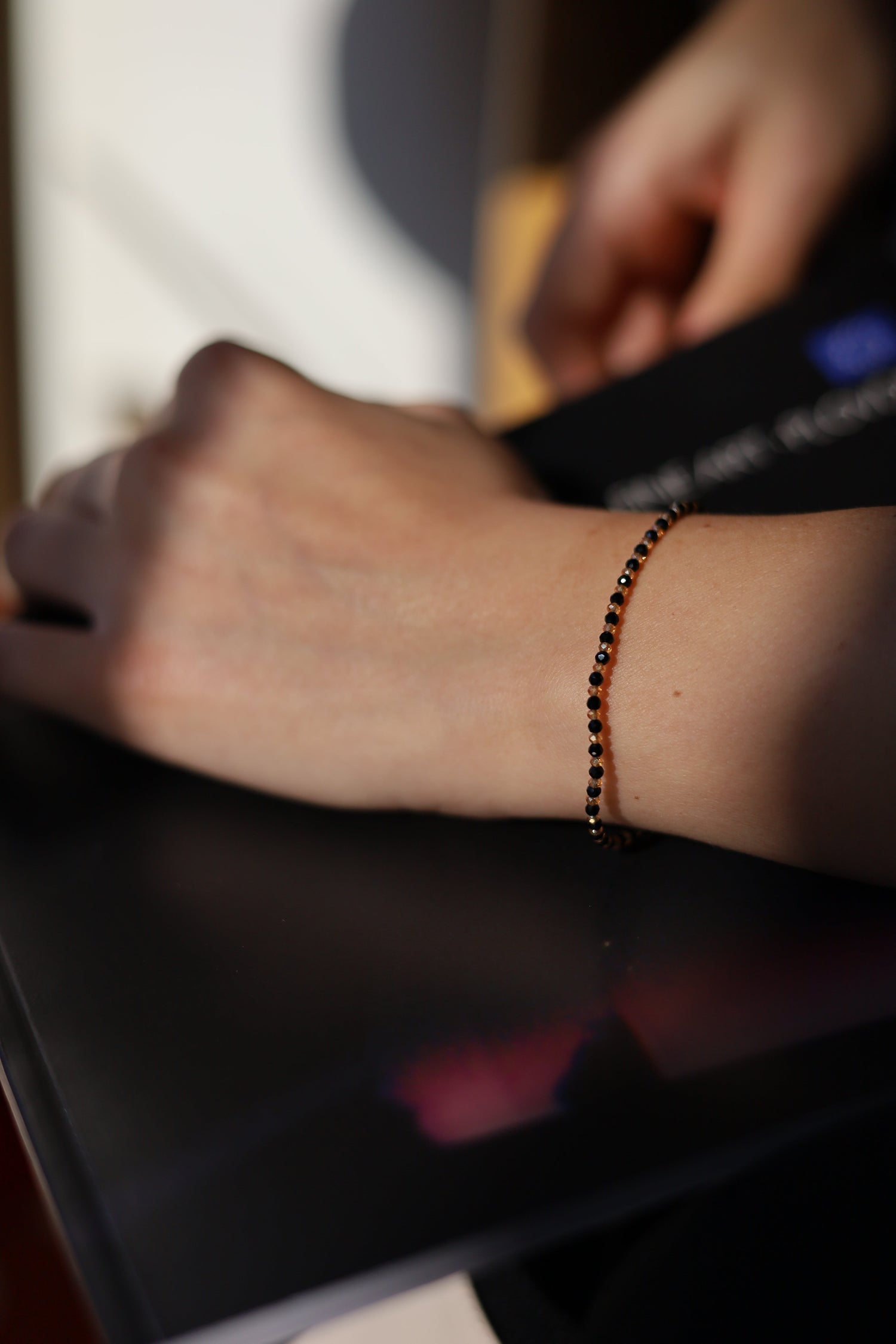 гривни с кристали нежни черен турмалин