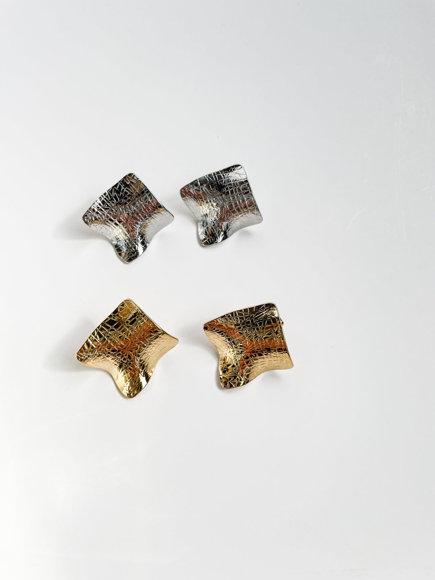 Обемни плоски обеци от медицинска стомана в интересна квадратна форма