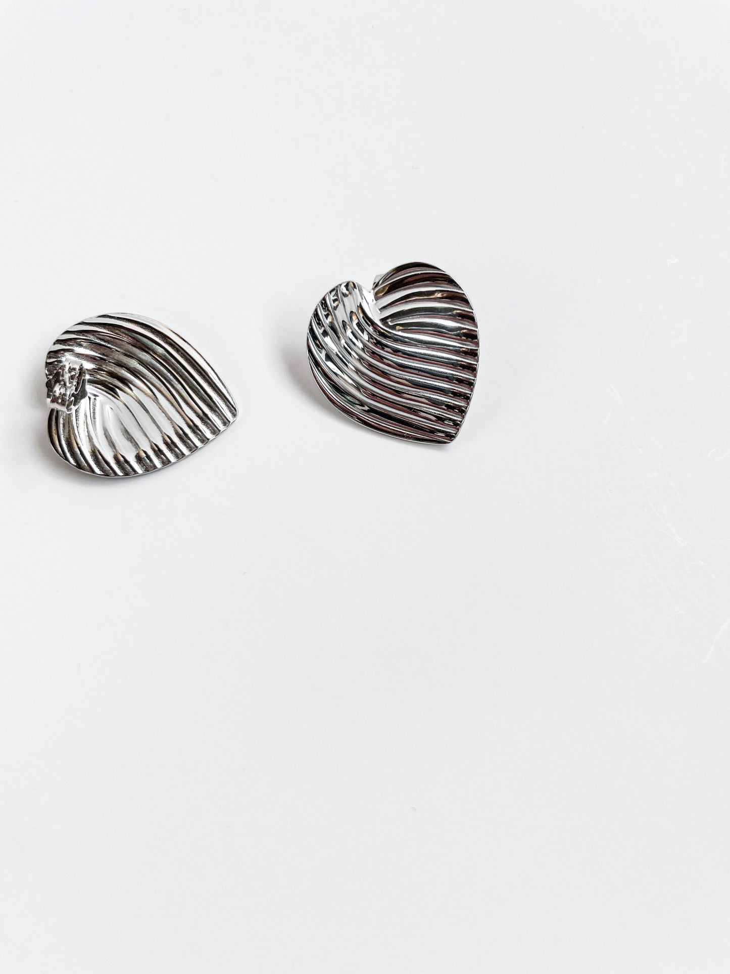 Обемни плоски обеци от медицинска стомана във формат на сърца 