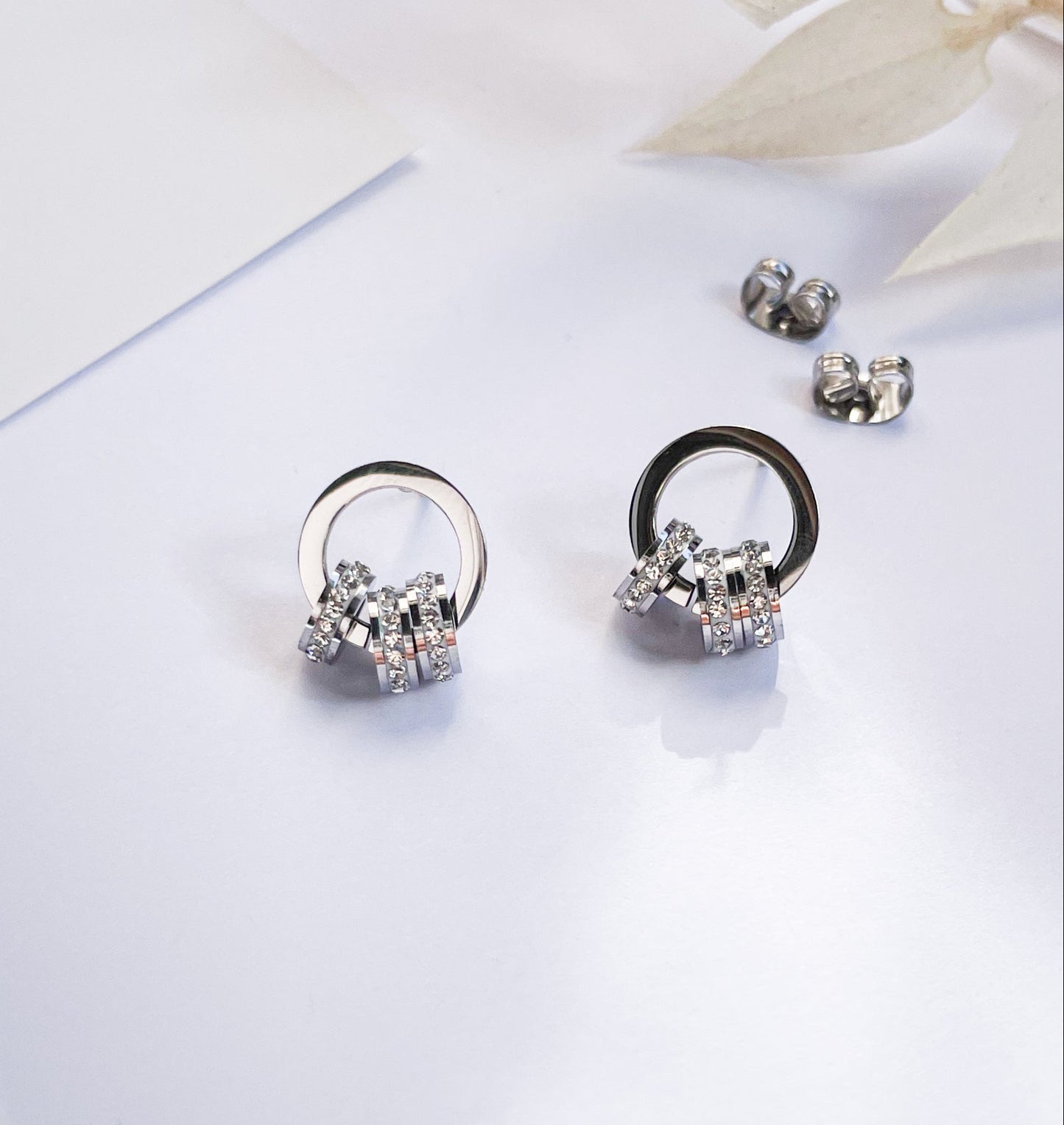 Кръгли обеци от медицинска стомана с камъни 