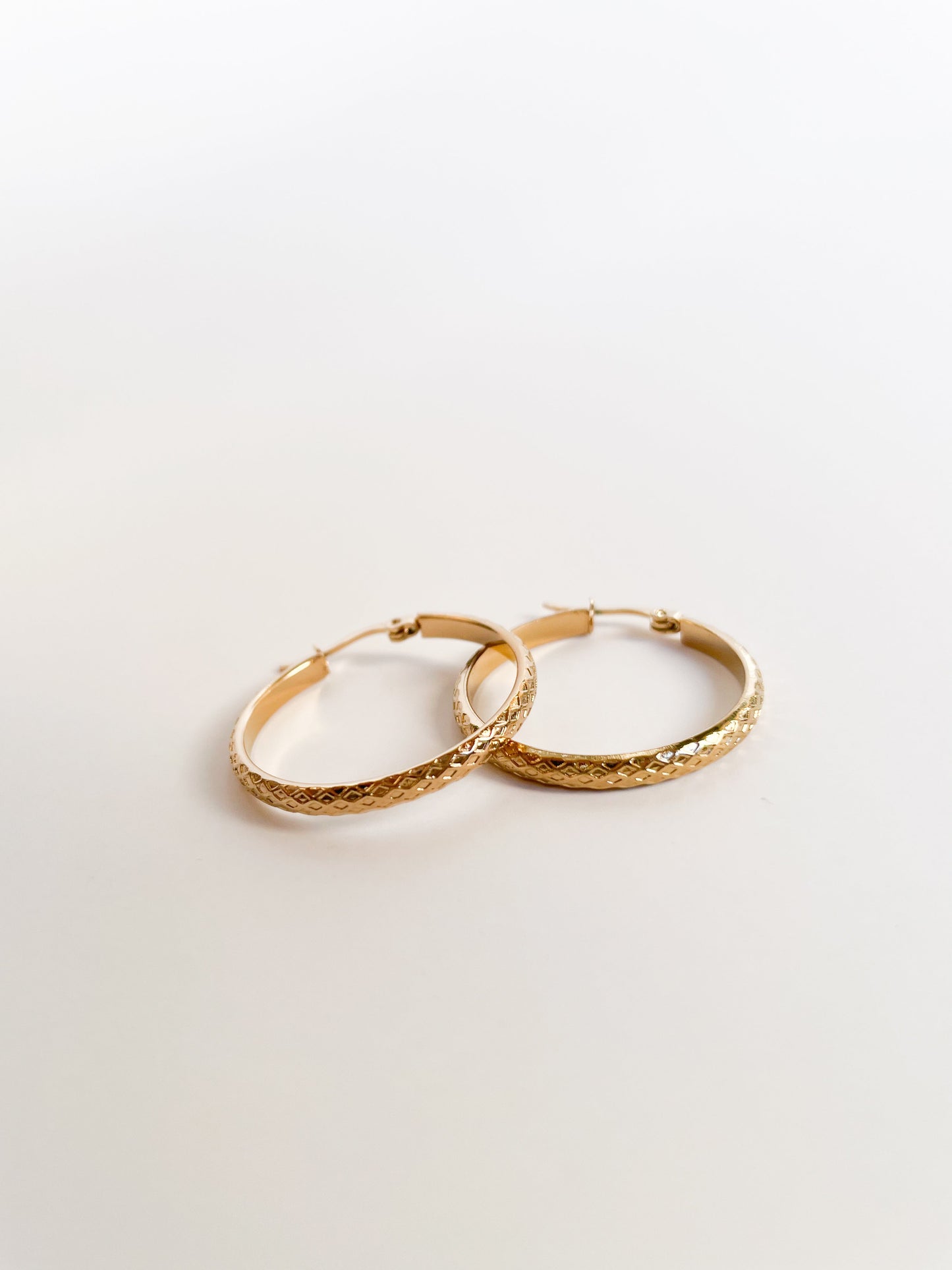 Обеци халки от медицинска стомана 316L в златист цвят с релефни детайли среден размер 