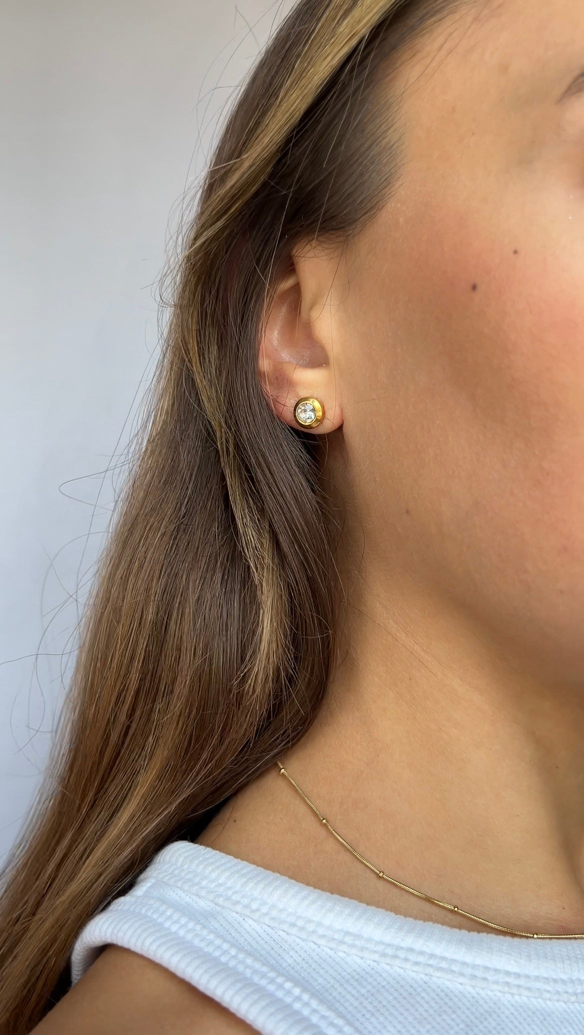 Малки нежно обеци от неръждаема стомана с бял камък на винт по ухото