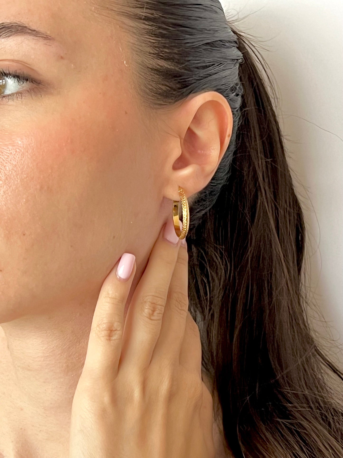 Обеци халки от медицинска стомана 316L в златист цвят с релефни детайли