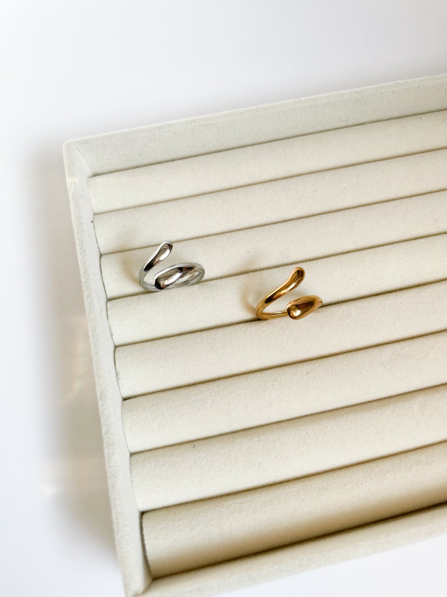 Пръстен от медицинска стомана с регулиране във капковидна форма