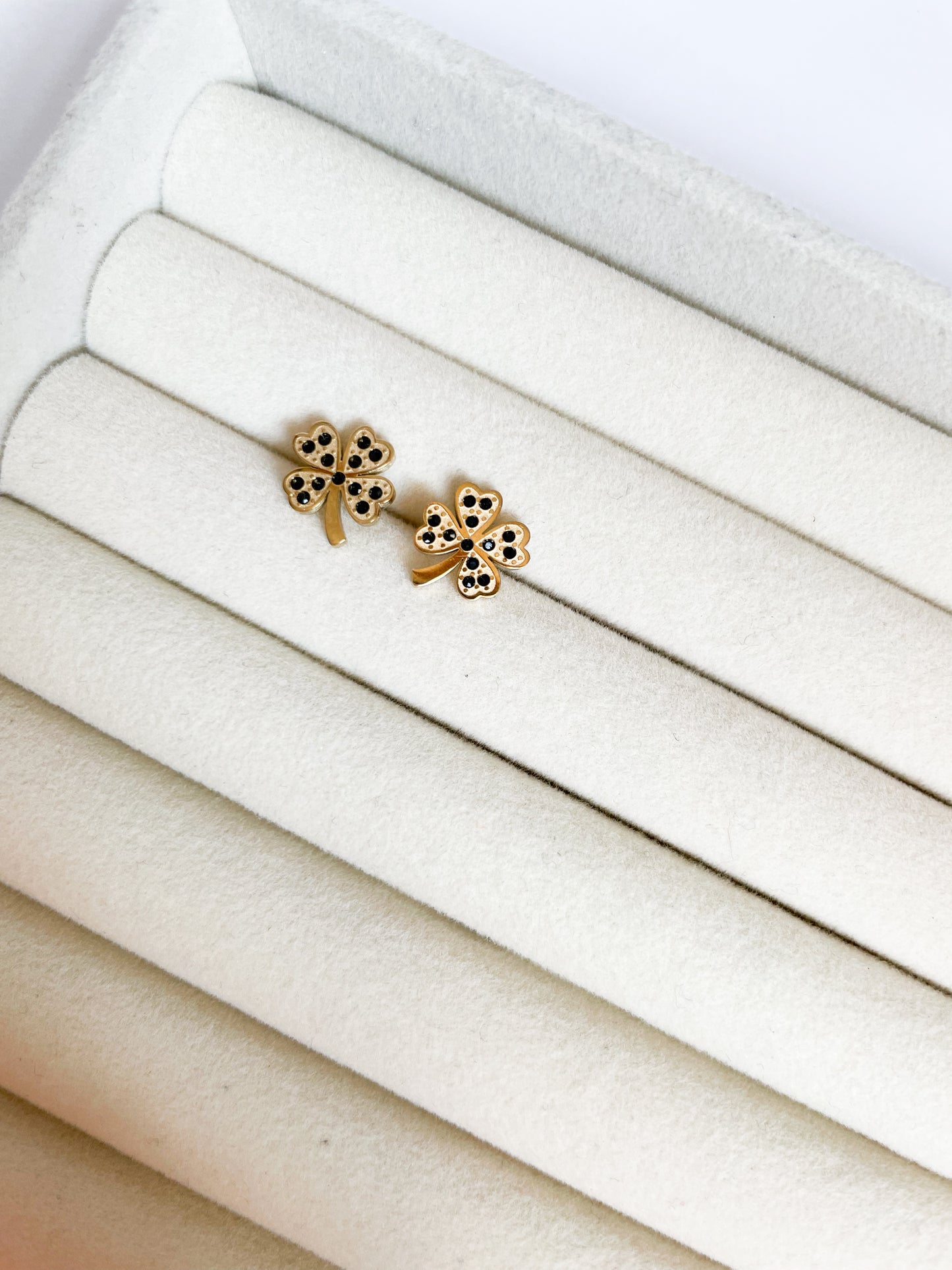 Обеци във формата на детелини с черни камъни на винт