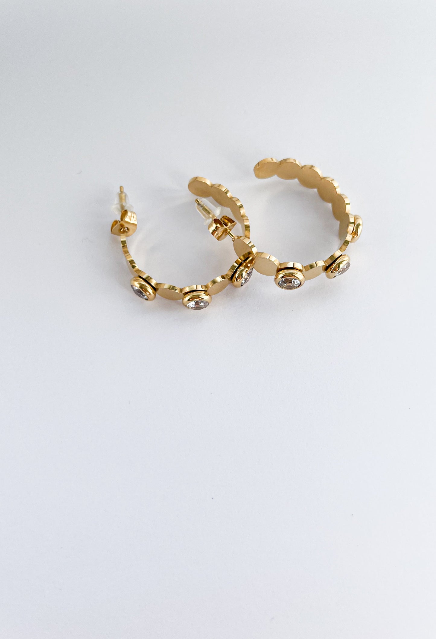 Златисти обеци халки с бели камъни от медицинска стомана 