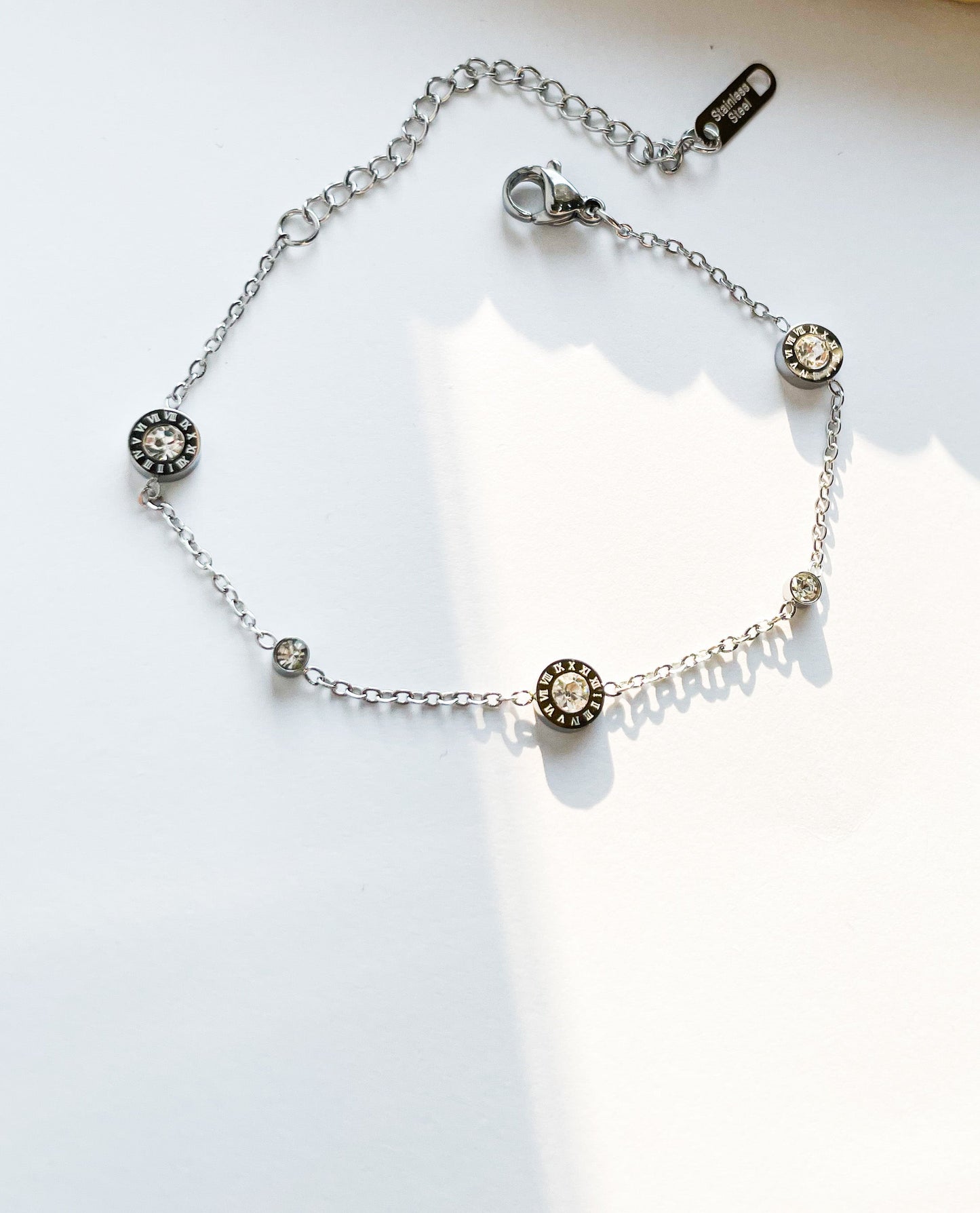 Нежна дамска гривна от медицинска стомана с нежни бели камъни