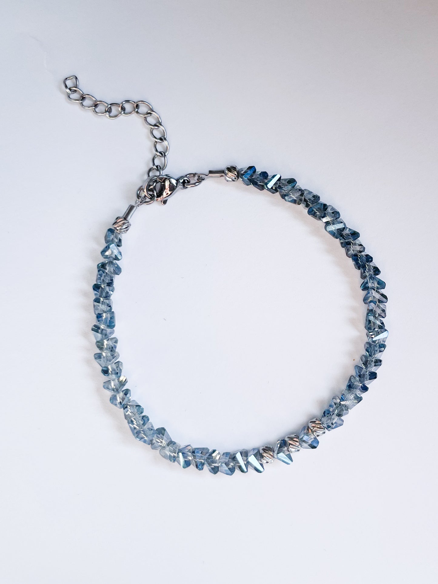 Гривна със светло сини кристали и стоманени топчета в сребрист цвят 