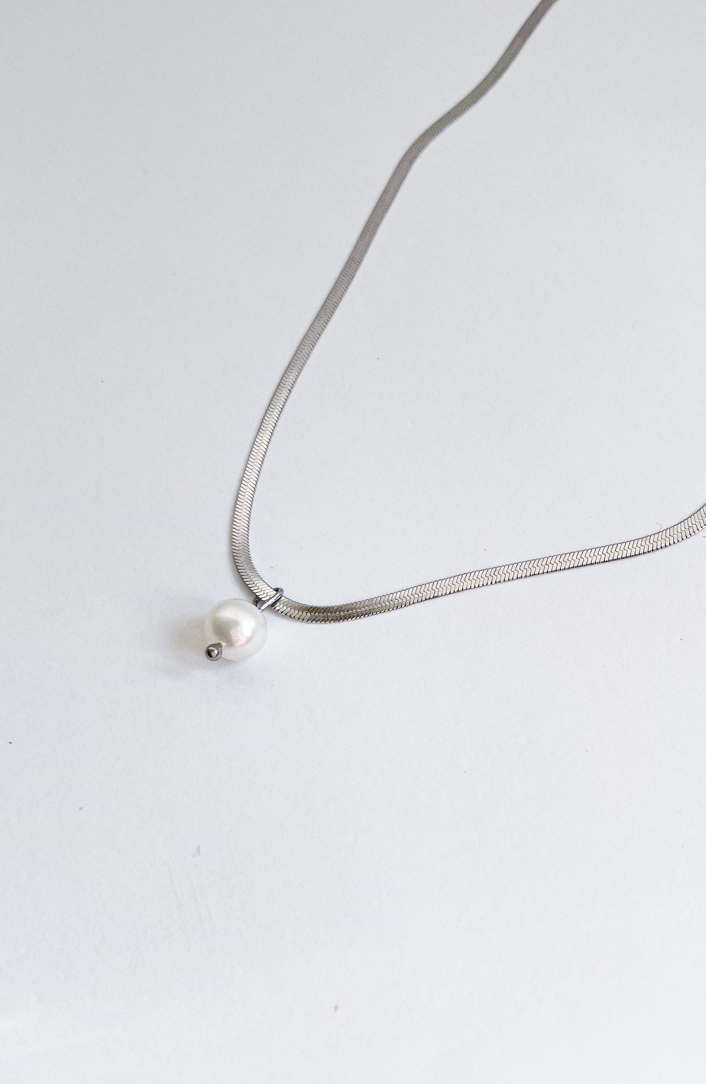 Колие с висулка естествена перла със синджир тип змийска плетка от медицинска стомана 316L