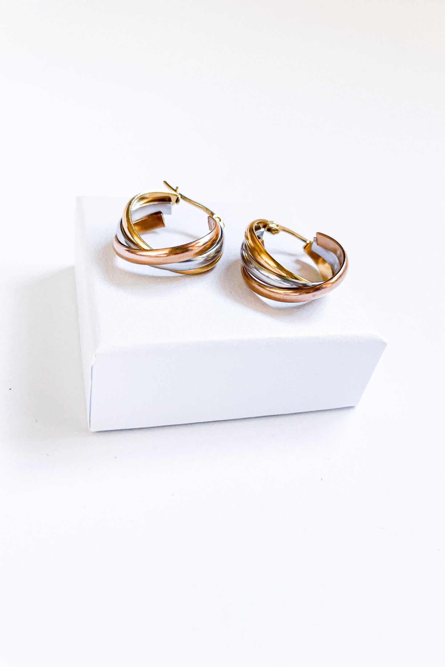 Преплетени обеци халки в три цвята – сребрист , златист и розово злато