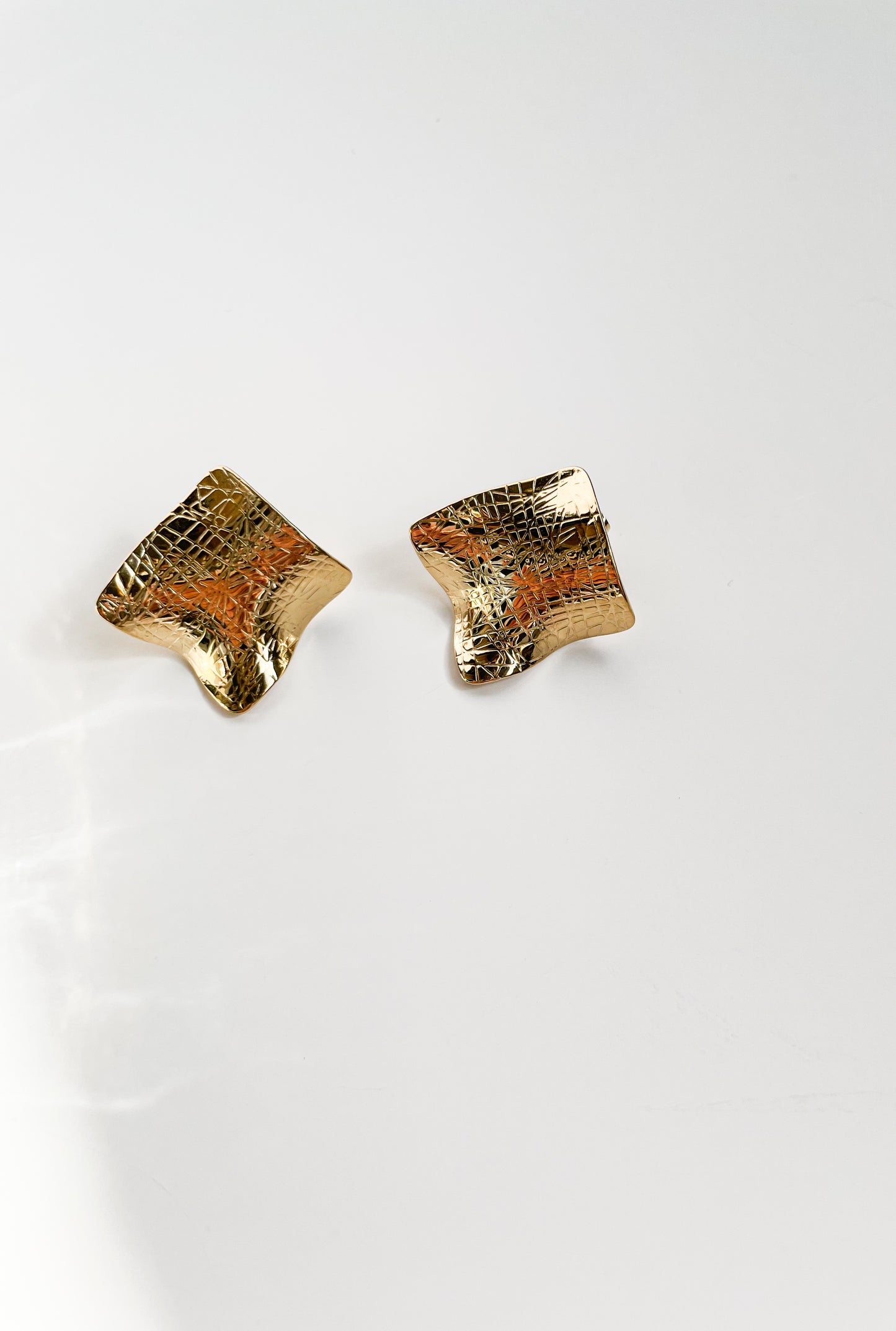 Обемни плоски обеци от медицинска стомана в интересна квадратна форма