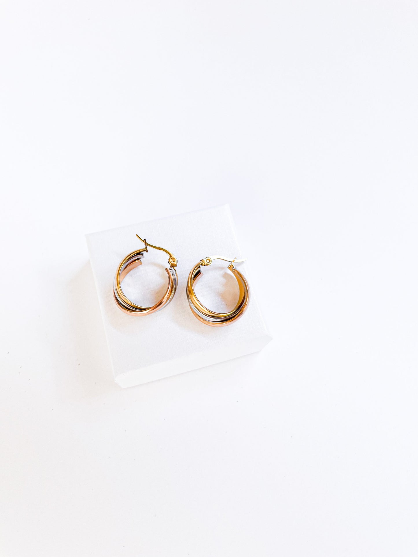 Преплетени обеци халки в три цвята – сребрист , златист и розово злато