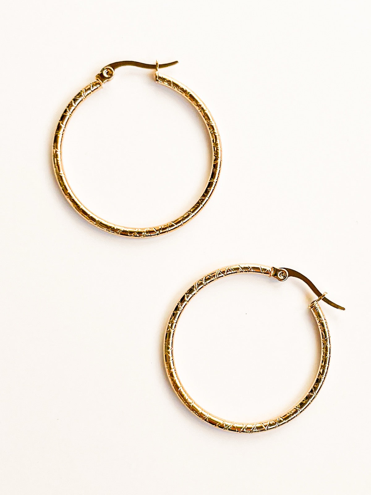 Обеци халки от медицинска стомана 316L в златист цвят с релефни детайли 