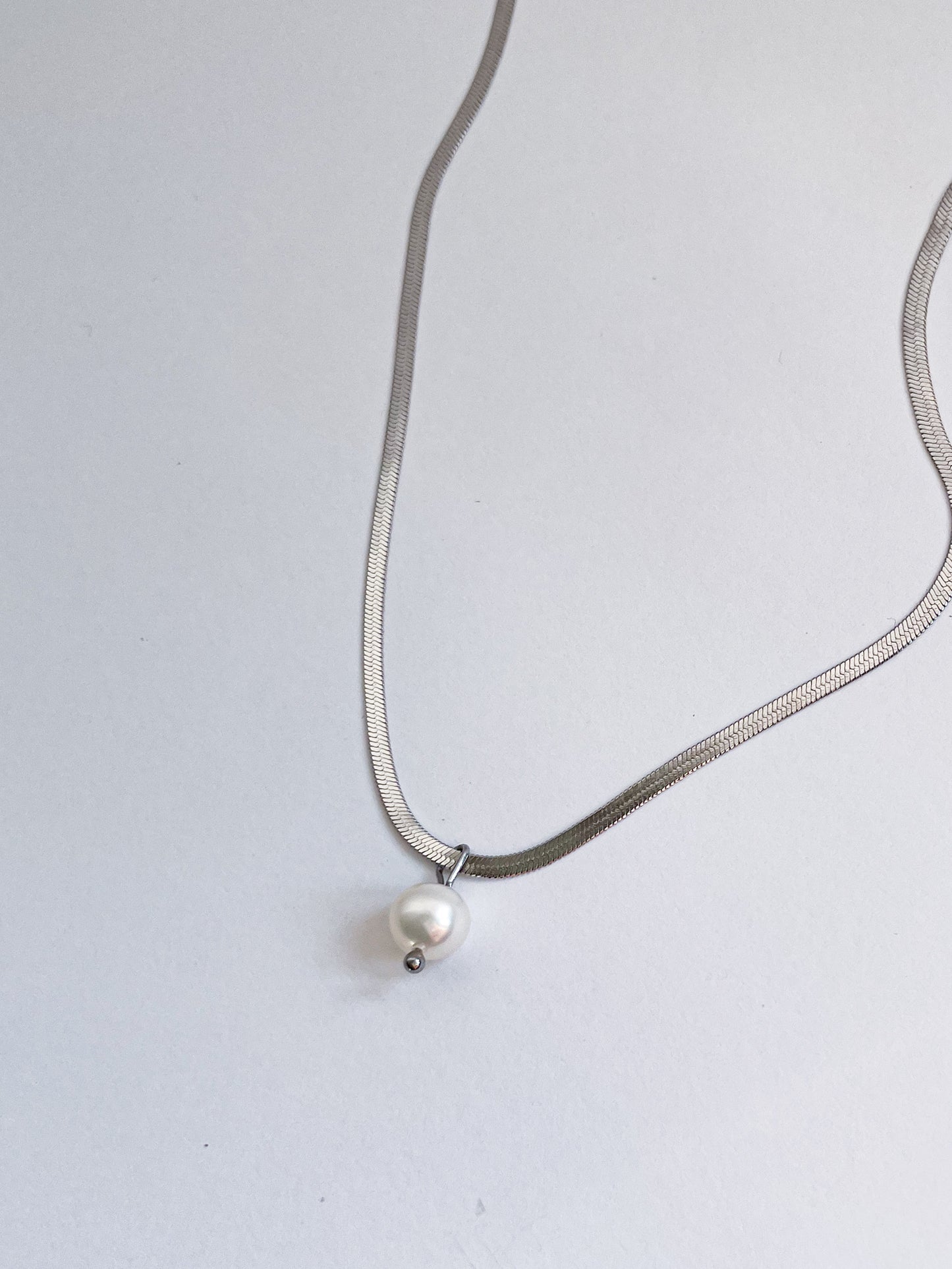 Колие с висулка естествена перла със синджир тип змийска плетка от медицинска стомана 316L